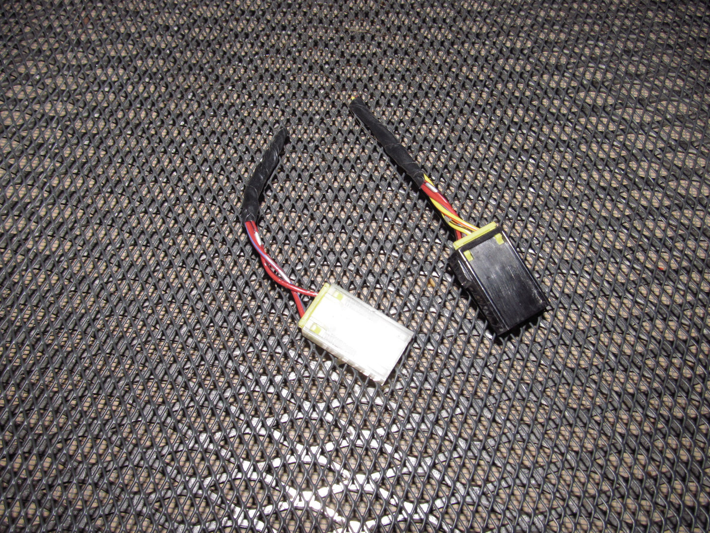 94 95 96 97 Mitsubishi 3000GT OEM Front Seat Belt Buckle Receiver - Right