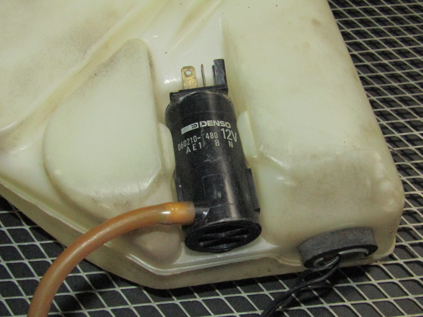 94 95 96 97 Mitsubishi 3000GT NA OEM Front Wiper Reservoir Tank & Pump