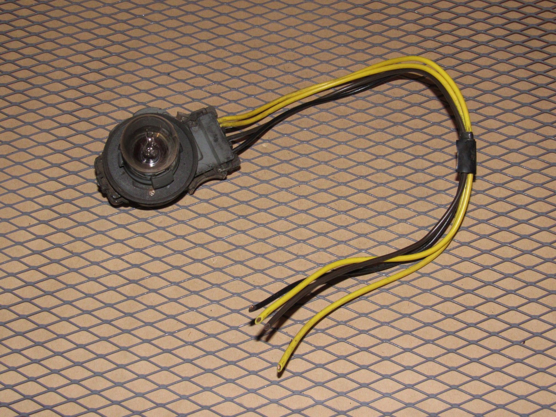 84 85 86 87 88 89 90 Chevrolet Corvette OEM Outer Tail Light Lamp Bulb Socket - Right