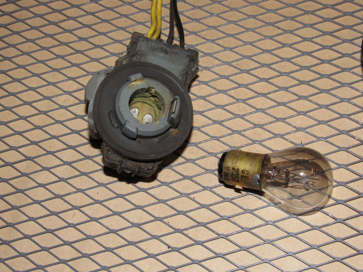 84 85 86 87 88 89 90 Chevrolet Corvette OEM Outer Tail Light Lamp Bulb Socket - Right