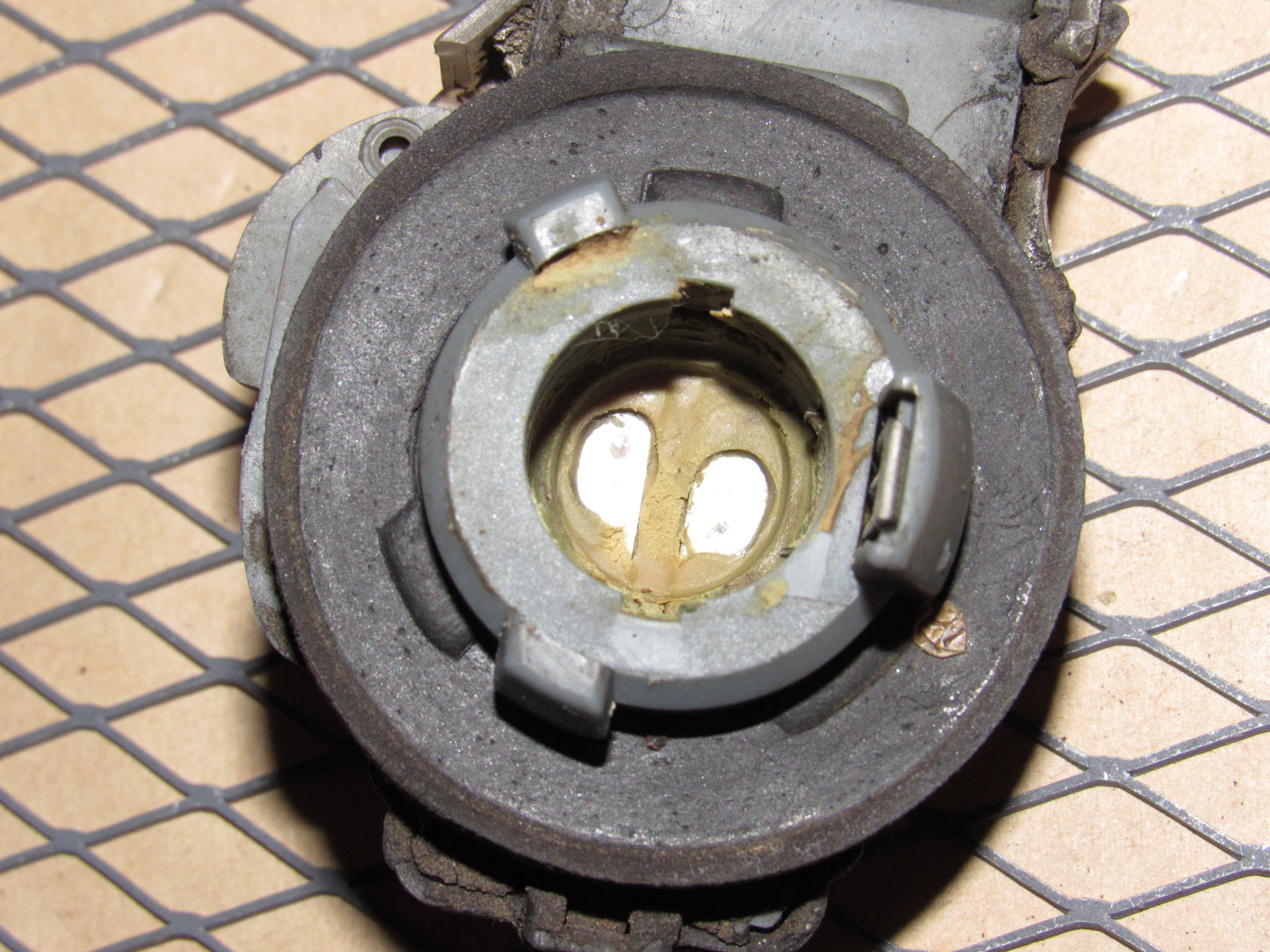 84 85 86 87 88 89 90 Chevrolet Corvette OEM Outer Tail Light Lamp Bulb Socket - Right