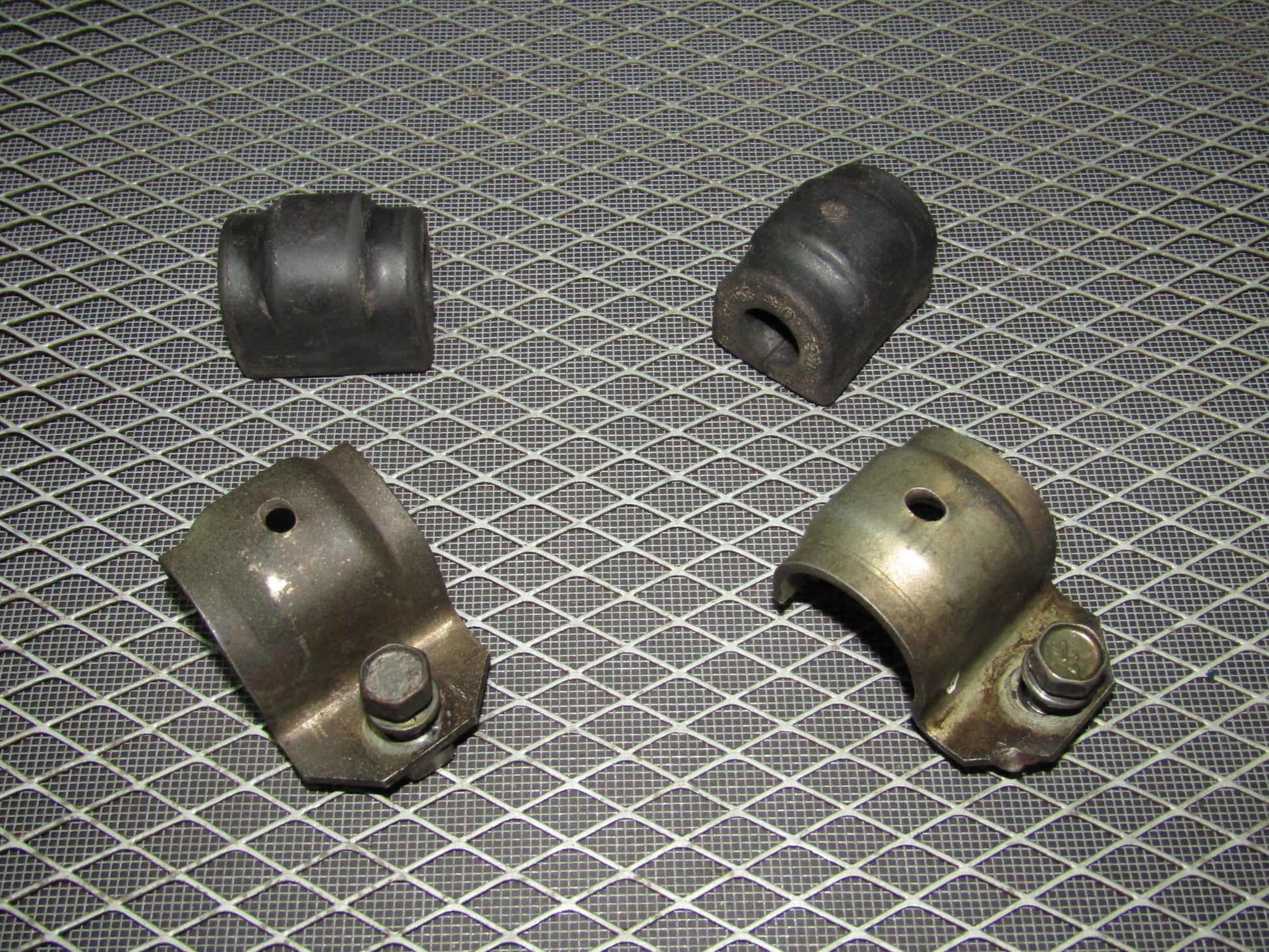 92 93 94 95 BMW 325 OEM Rear Stabilizer Bar Mount