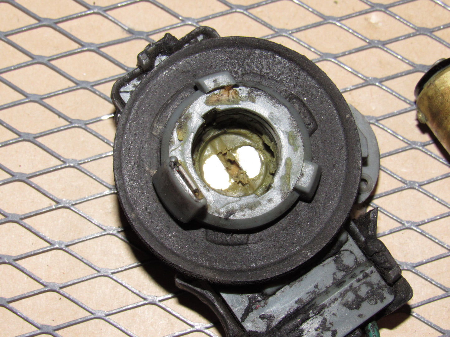 84 85 86 87 88 89 90 Chevrolet Corvette OEM Inner Tail Light Lamp Bulb Socket - Left