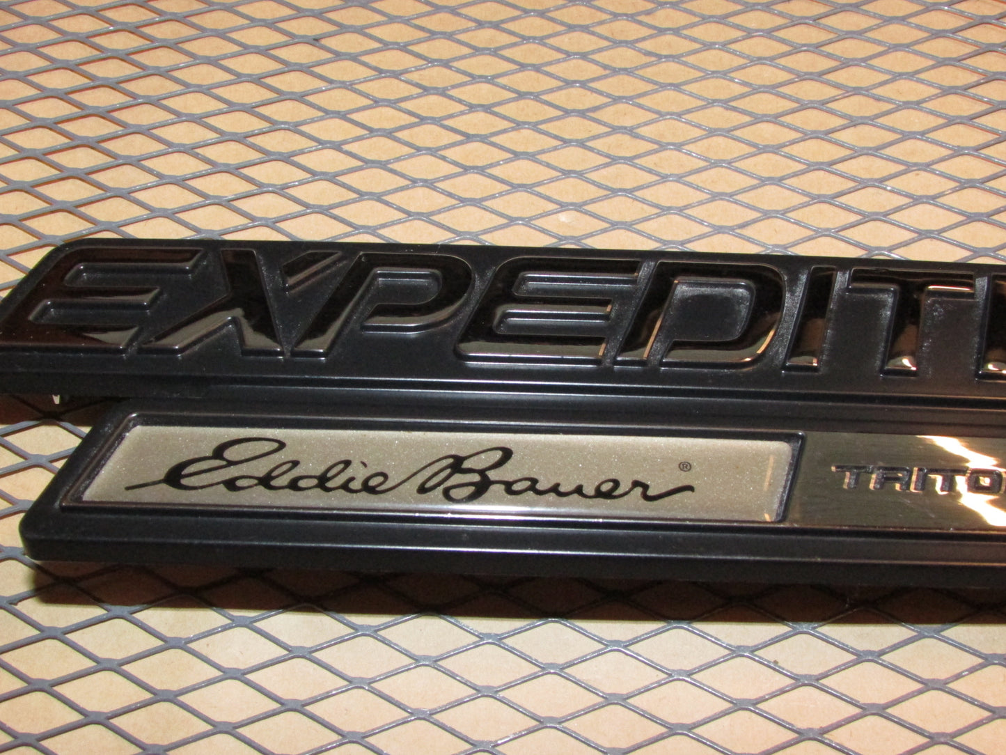 97 98 99 00 01 02 Ford Expedition OEM Front Fender Emblem Badge