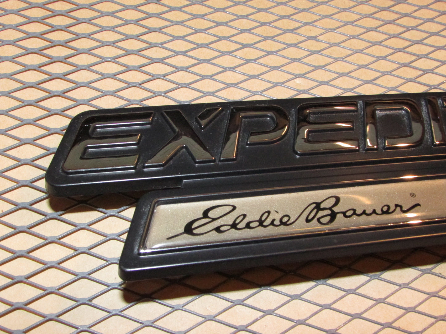 97 98 99 00 01 02 Ford Expedition OEM Front Fender Emblem Badge