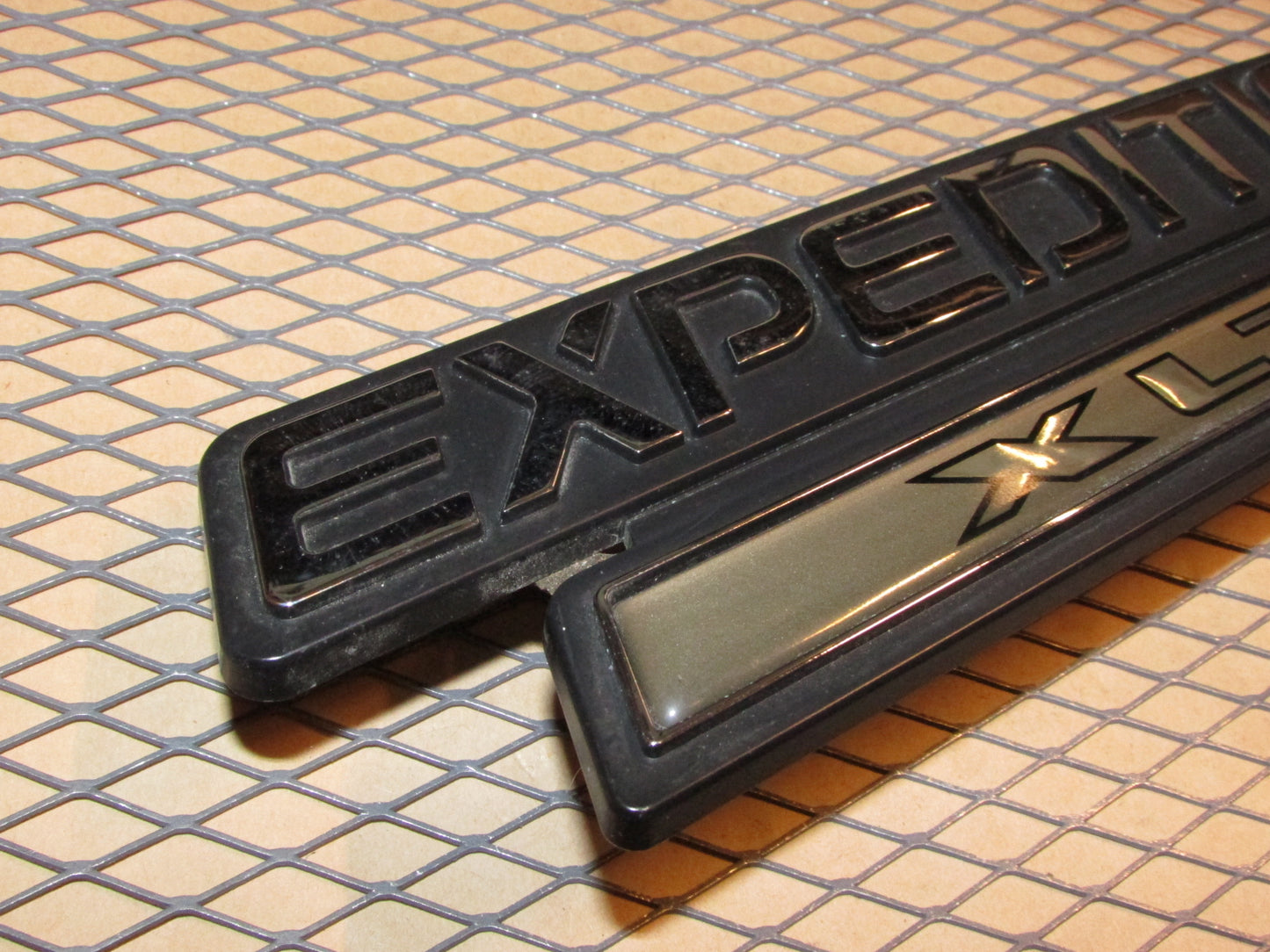 97 98 99 00 01 02 Ford Expedition OEM Front Fender XLT Emblem Badge