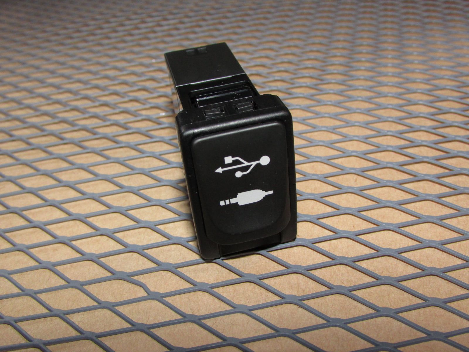 13 14 15 16 Subaru BRZ OEM Aux & USB Port
