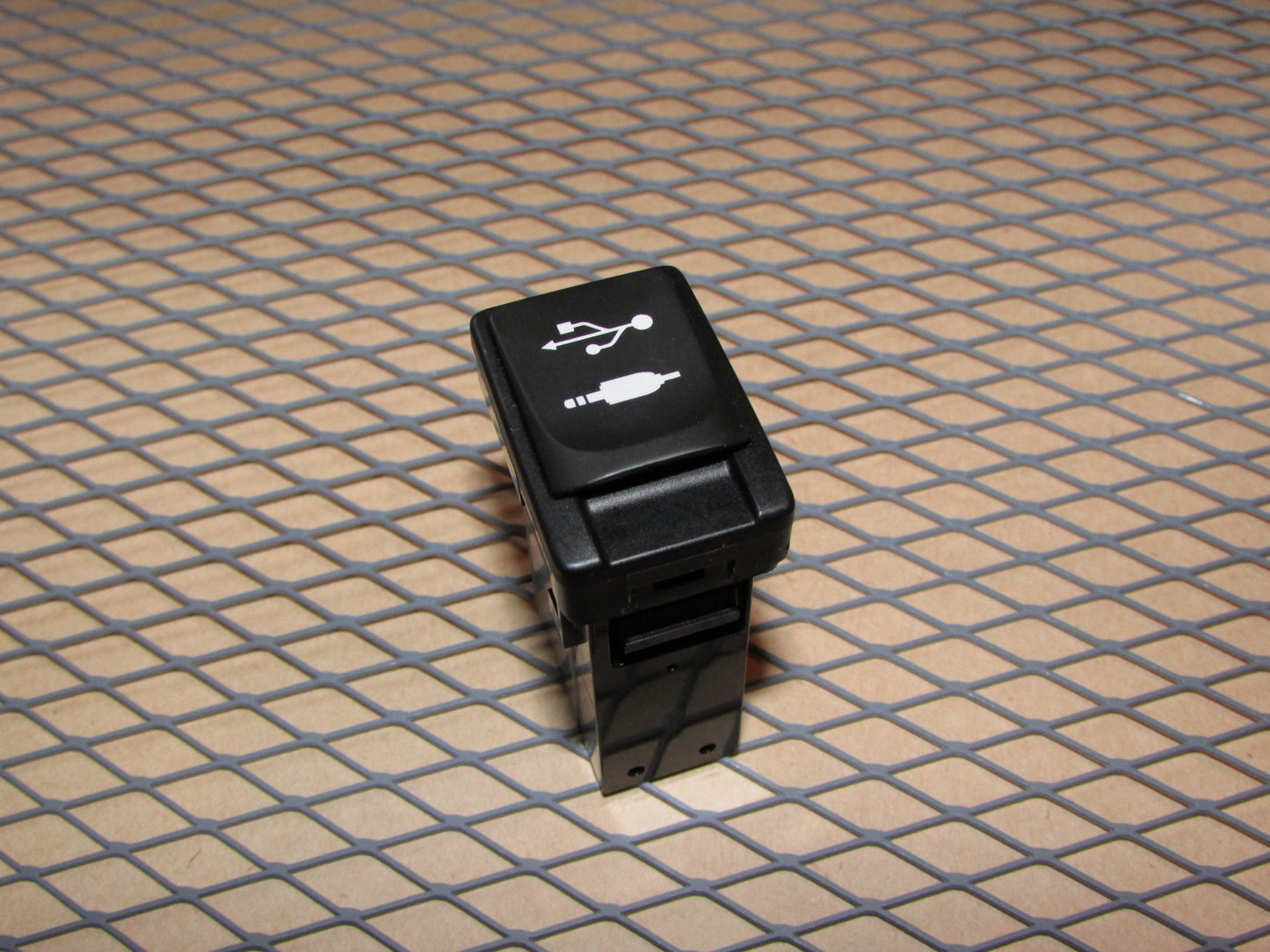 13 14 15 16 Subaru BRZ OEM Aux & USB Port