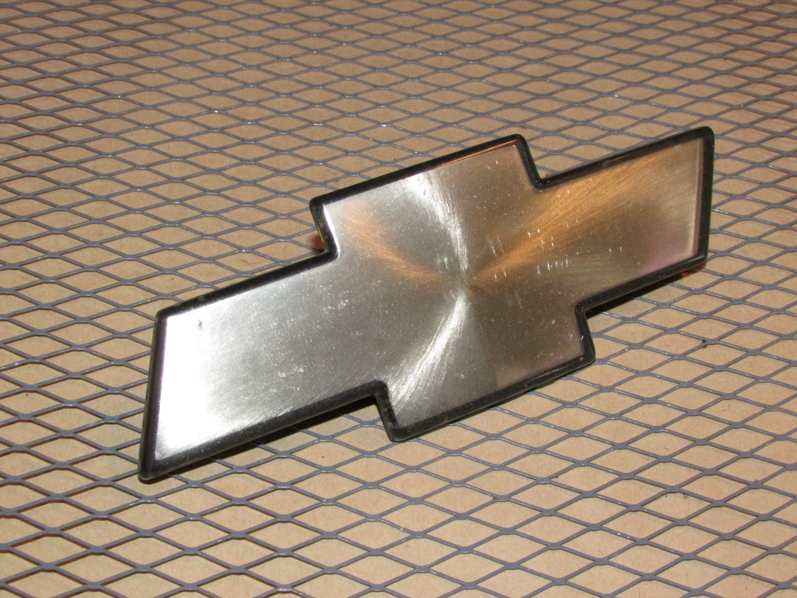 98 99 00 01 02 03 04 05 Chevrolet Blazer OEM Front Bumper Grille Bow Tie Emblem Badge