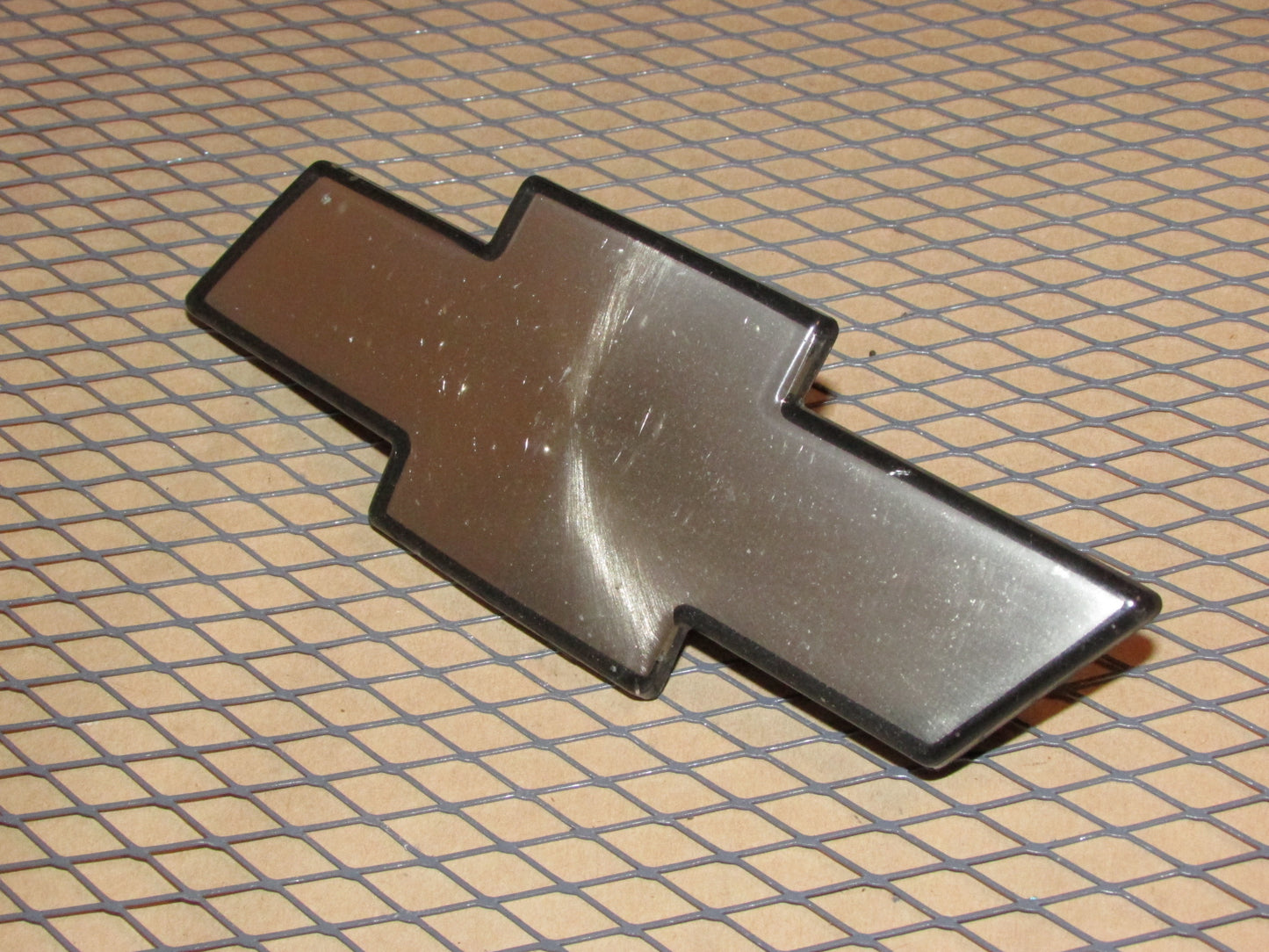 98 99 00 01 02 03 04 05 Chevrolet Blazer OEM Front Bumper Grille Bow Tie Emblem Badge