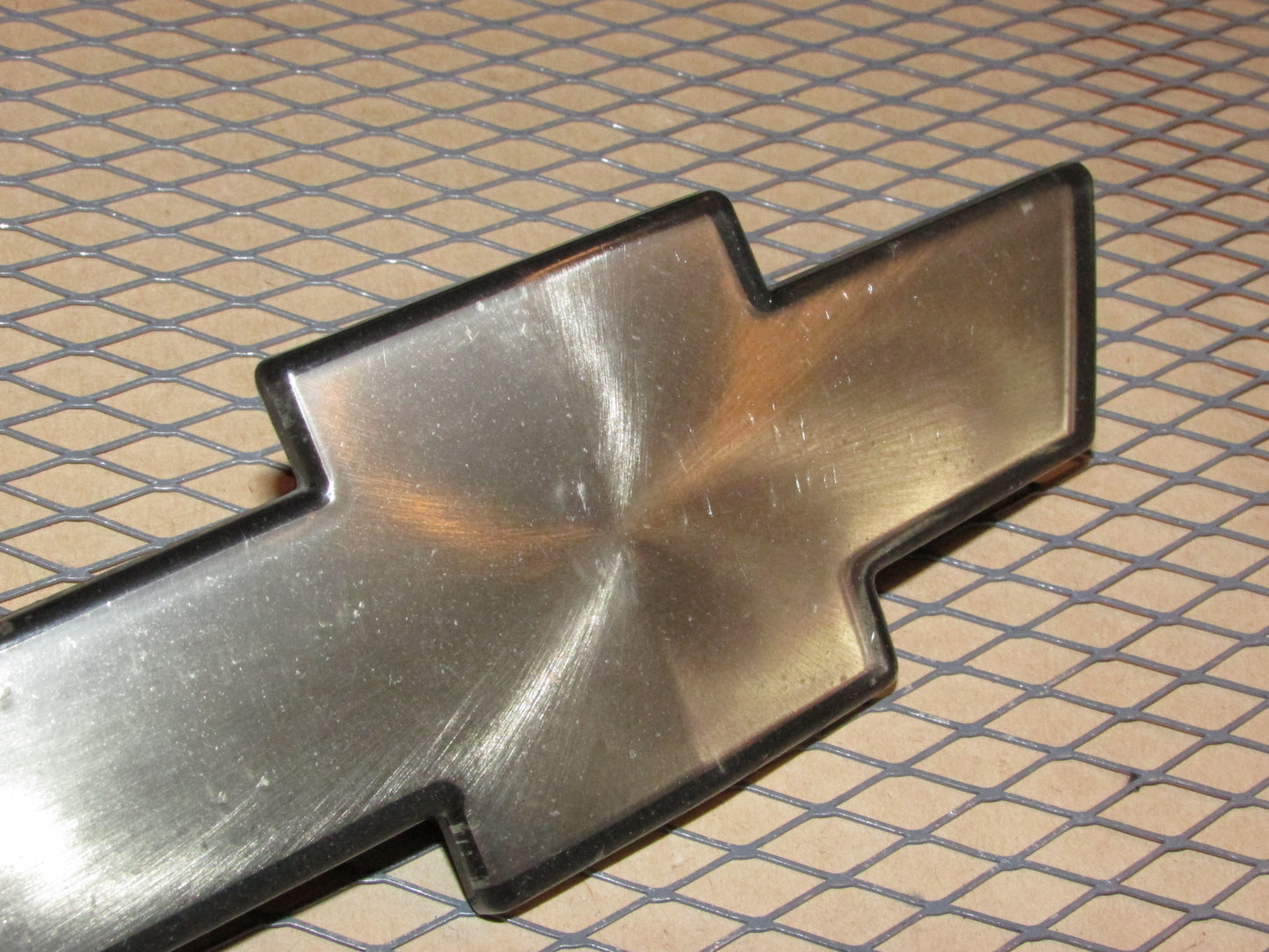 98 99 00 01 02 03 04 05 Chevrolet Blazer OEM Front Bumper Grille Bow Tie Emblem Badge