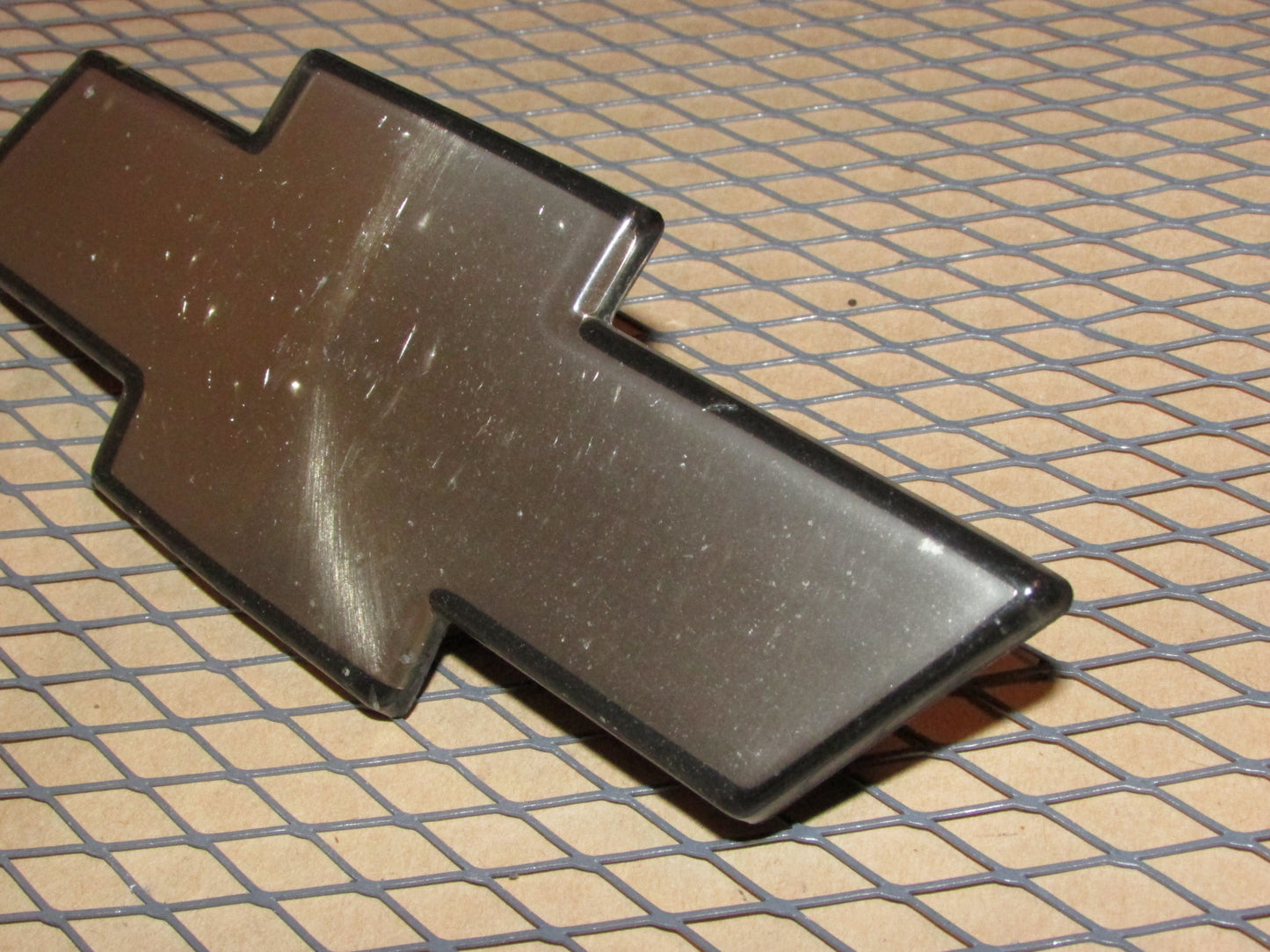 98 99 00 01 02 03 04 05 Chevrolet Blazer OEM Front Bumper Grille Bow Tie Emblem Badge