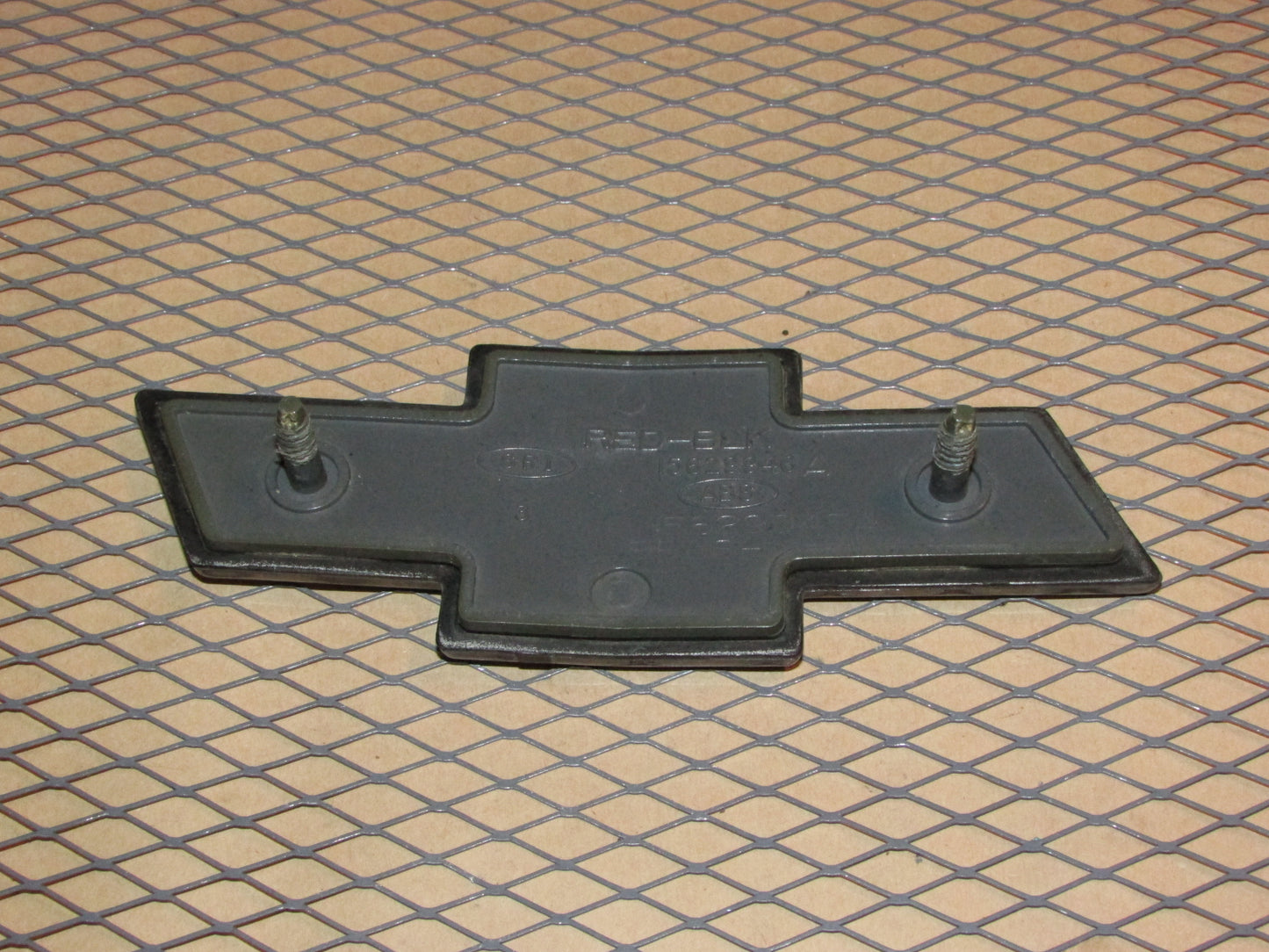 98 99 00 01 02 03 04 05 Chevrolet Blazer OEM Front Bumper Grille Bow Tie Emblem Badge