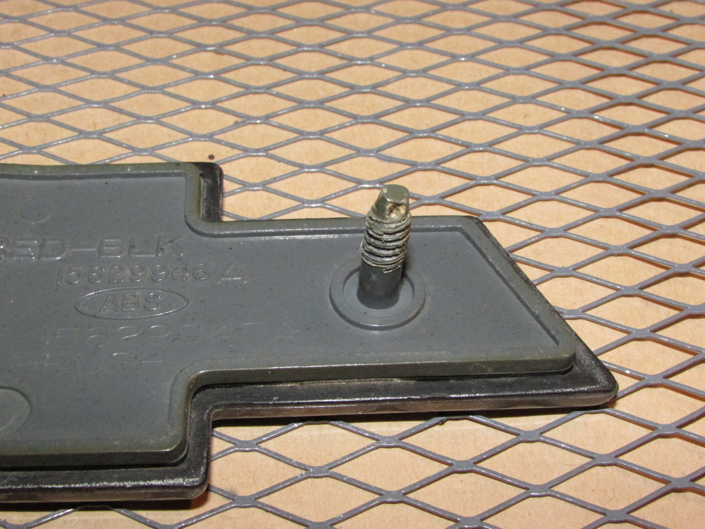 98 99 00 01 02 03 04 05 Chevrolet Blazer OEM Front Bumper Grille Bow Tie Emblem Badge