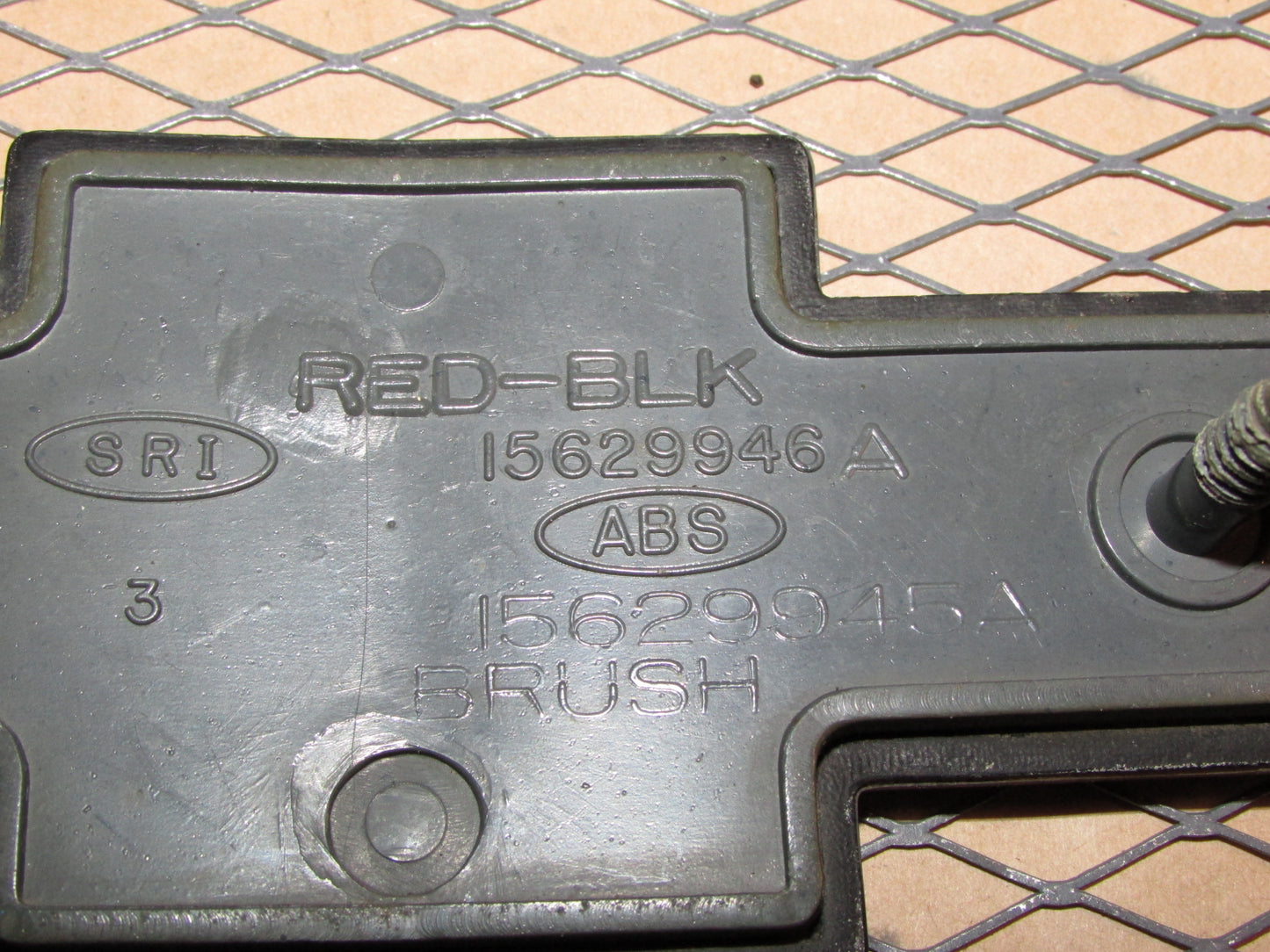 98 99 00 01 02 03 04 05 Chevrolet Blazer OEM Front Bumper Grille Bow Tie Emblem Badge