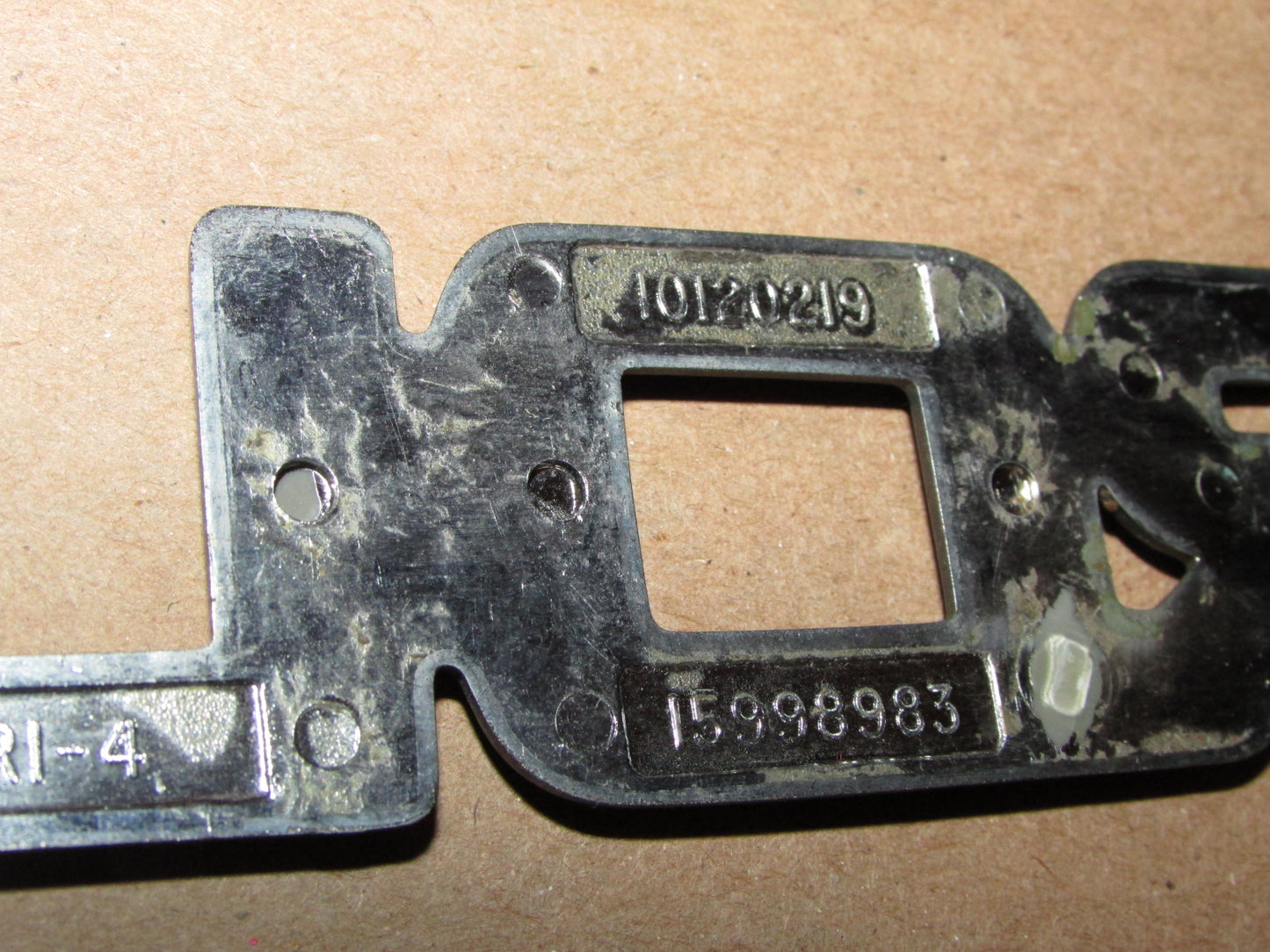 98 99 00 01 02 03 04 05 Chevrolet Blazer OEM Rear Door Tailgate Chevrolet Emblem Badge