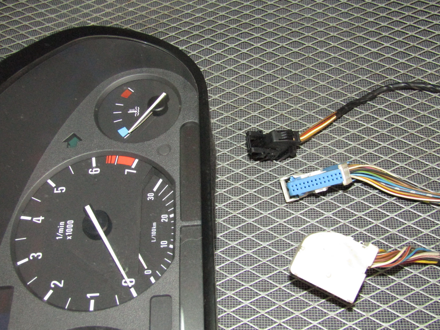 1992-1995 BMW 325 Sedan OEM Speedometer Instrument Cluster Pigtail Harness