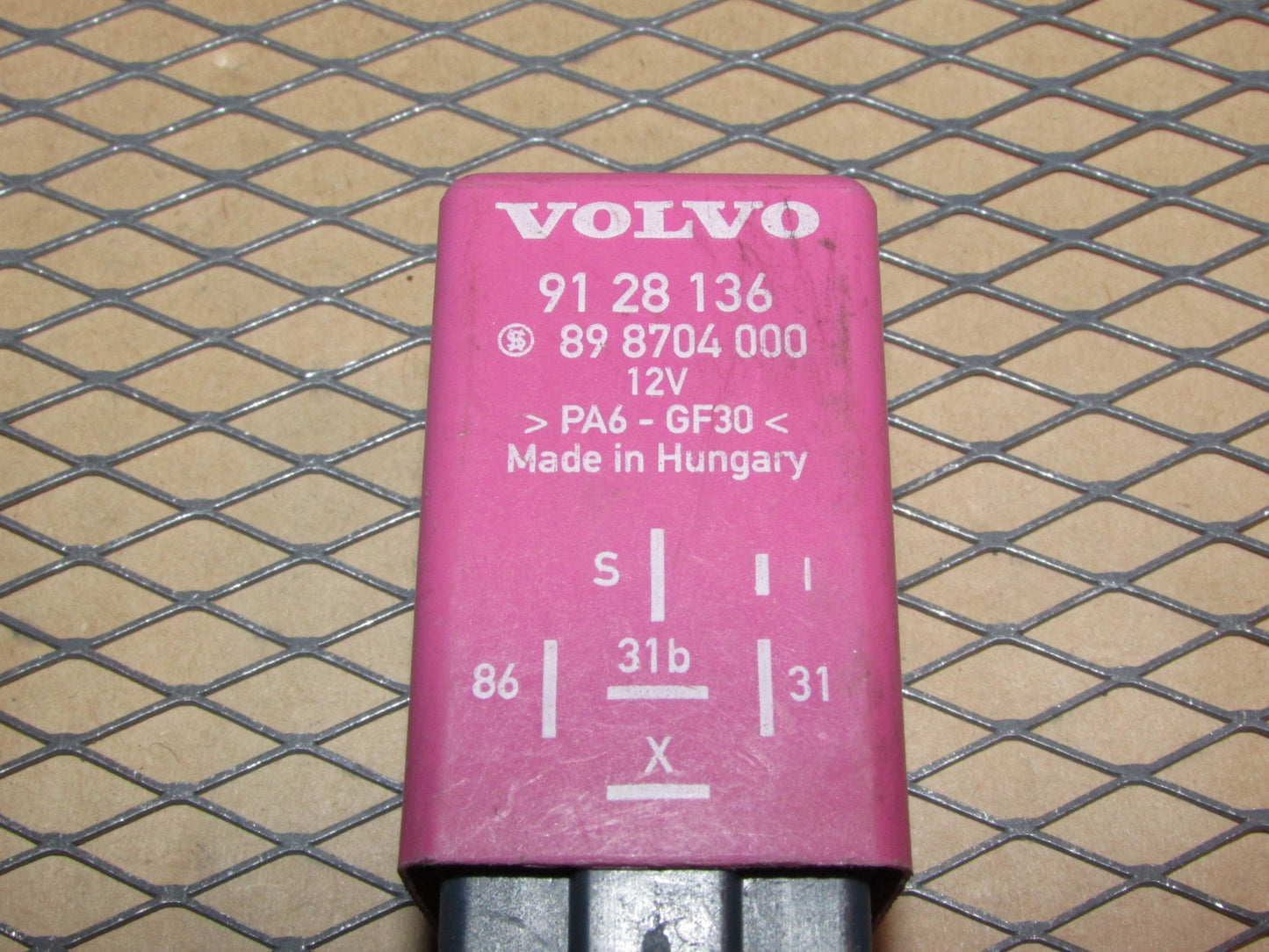 Volvo Relay K 204 / 91 28 136 / 89 8704 000 12v PA6-GF30