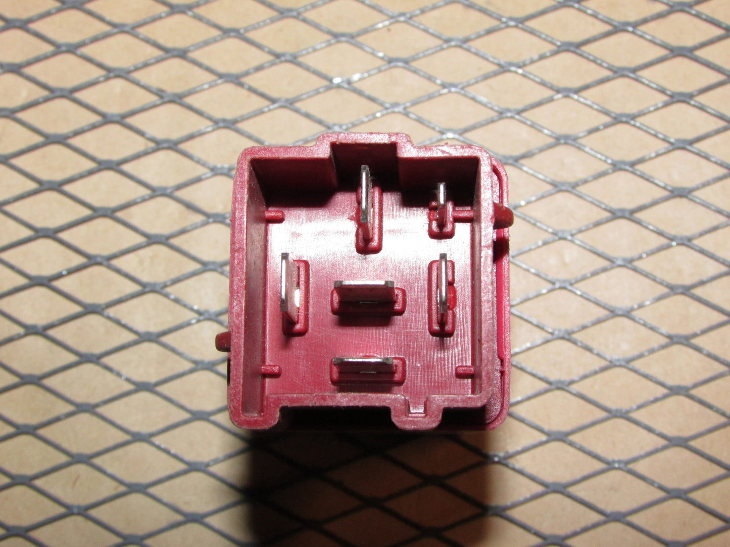 Volvo Relay L 203 / 9472575 / 89 8959 000 / 12V PA6-GF30