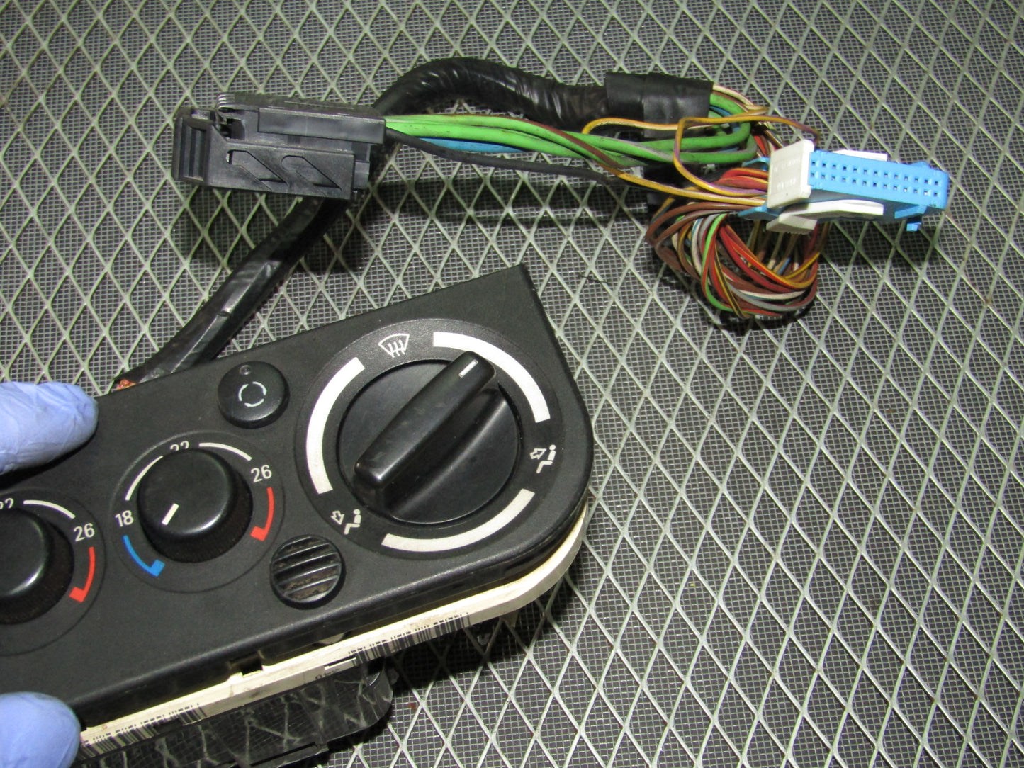 1992-1995 BMW 325 Sedan OEM Climate Control Temperature Pigtail Harness