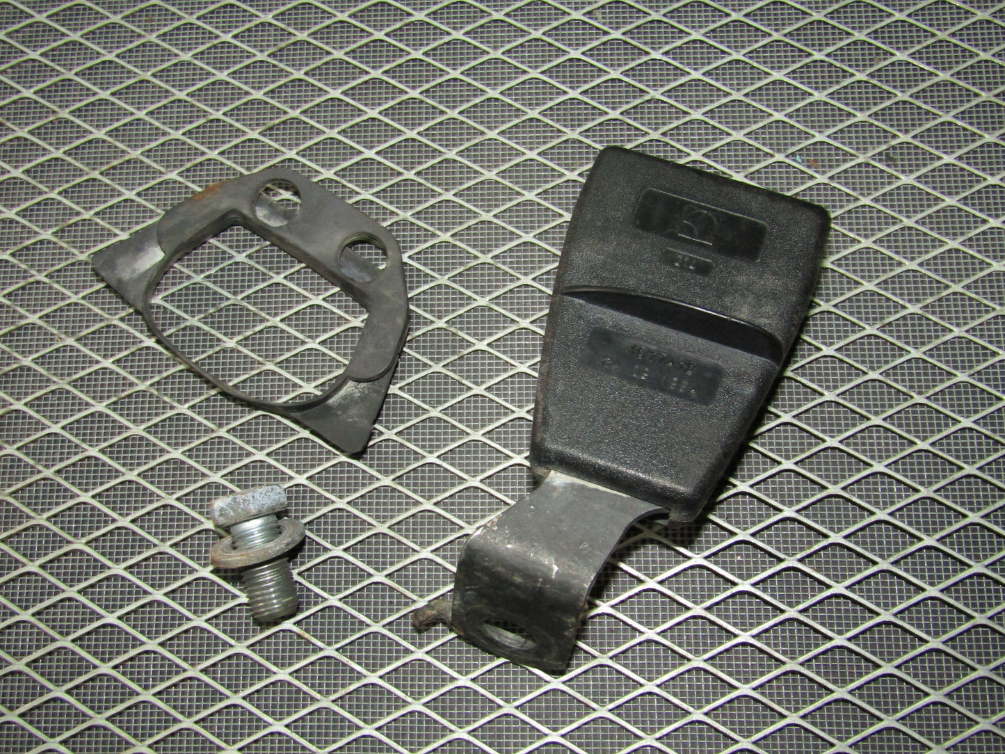 1992-1995 BMW 325 Sedan OEM Seat Belt Buckle - Rear Right