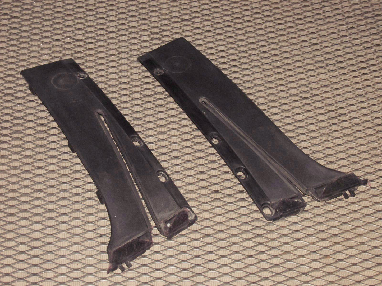 90 91 92 93 94 95 96 Nissan 300zx OEM Exterior Window Guide Finish Panel Cover