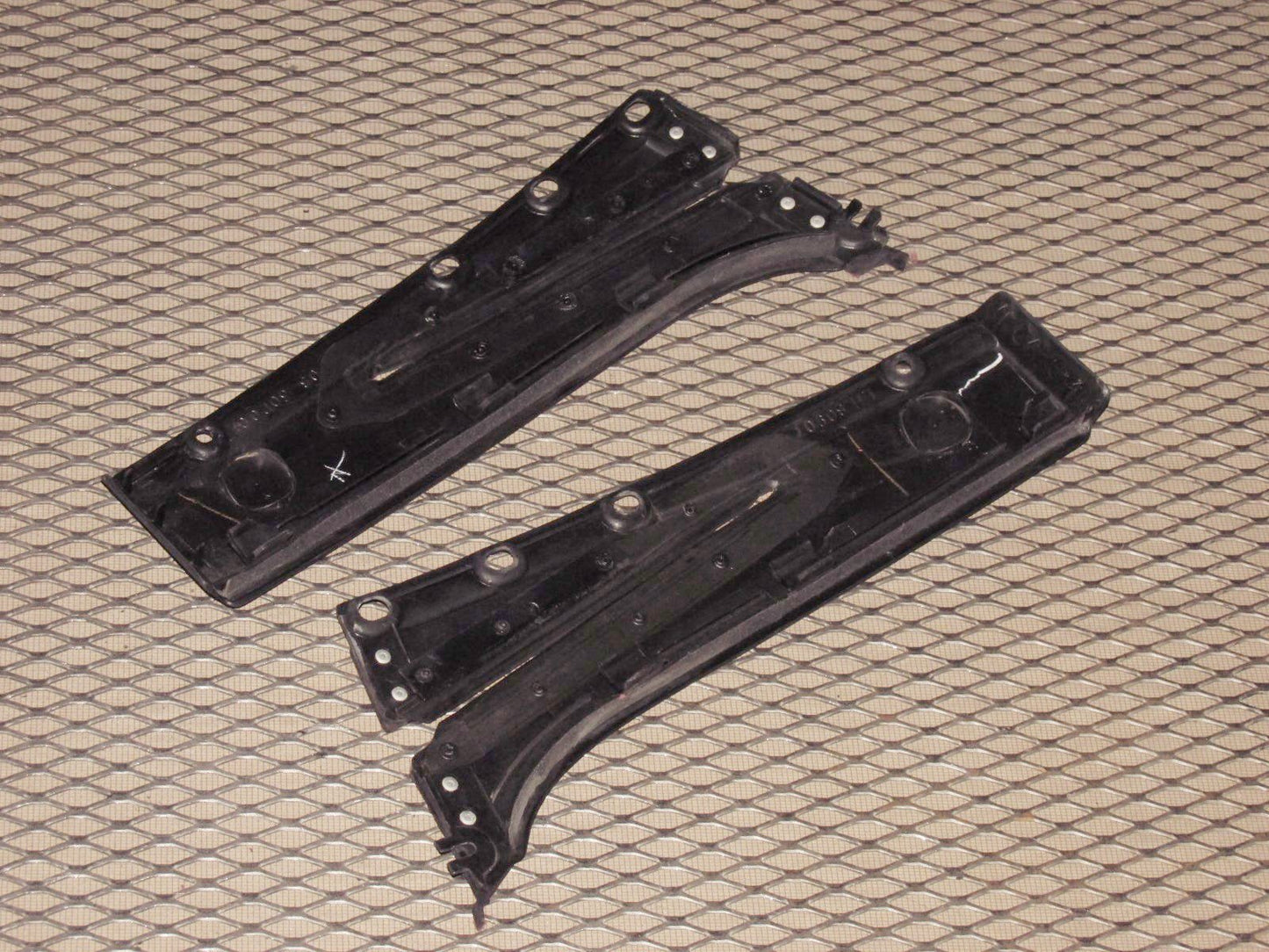 90 91 92 93 94 95 96 Nissan 300zx OEM Exterior Window Guide Finish Panel Cover