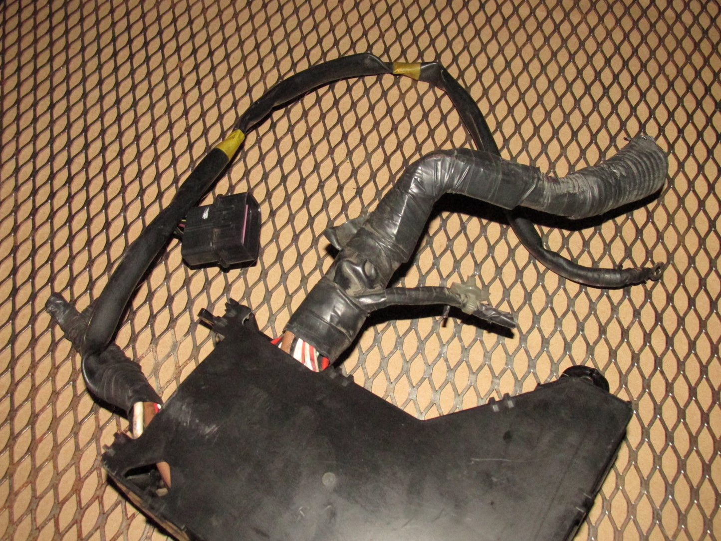 94 95 96 97 Mitsubishi 3000GT OEM Engine Fuse Box