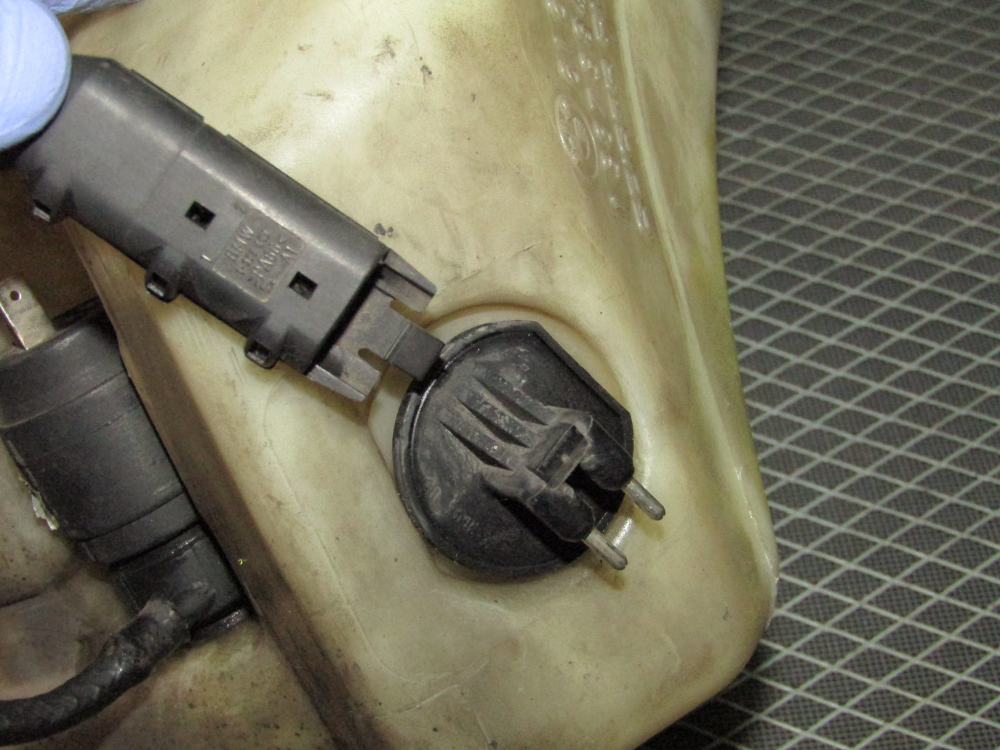 1992-1995 BMW 325 OEM Wiper Washer Tank Reservoir Pigtail Harness