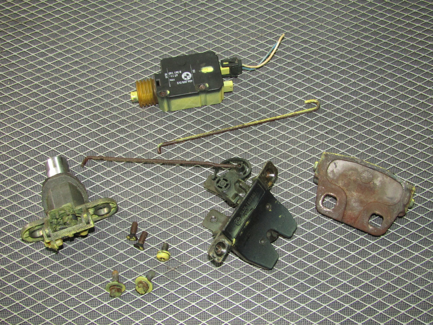 1992-1995 BMW 325 Sedan OEM Trunk Latch & Striker & Lock & Actuator