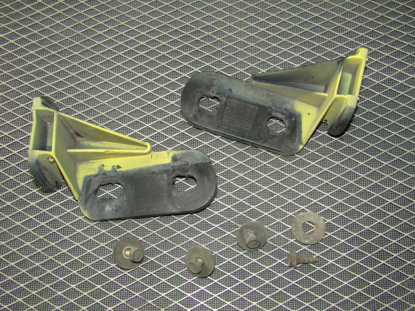 1992-1995 BMW 325 OEM Front Bumper & Fender Bracket