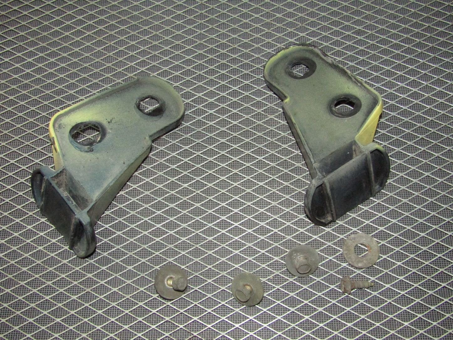 1992-1995 BMW 325 OEM Front Bumper & Fender Bracket