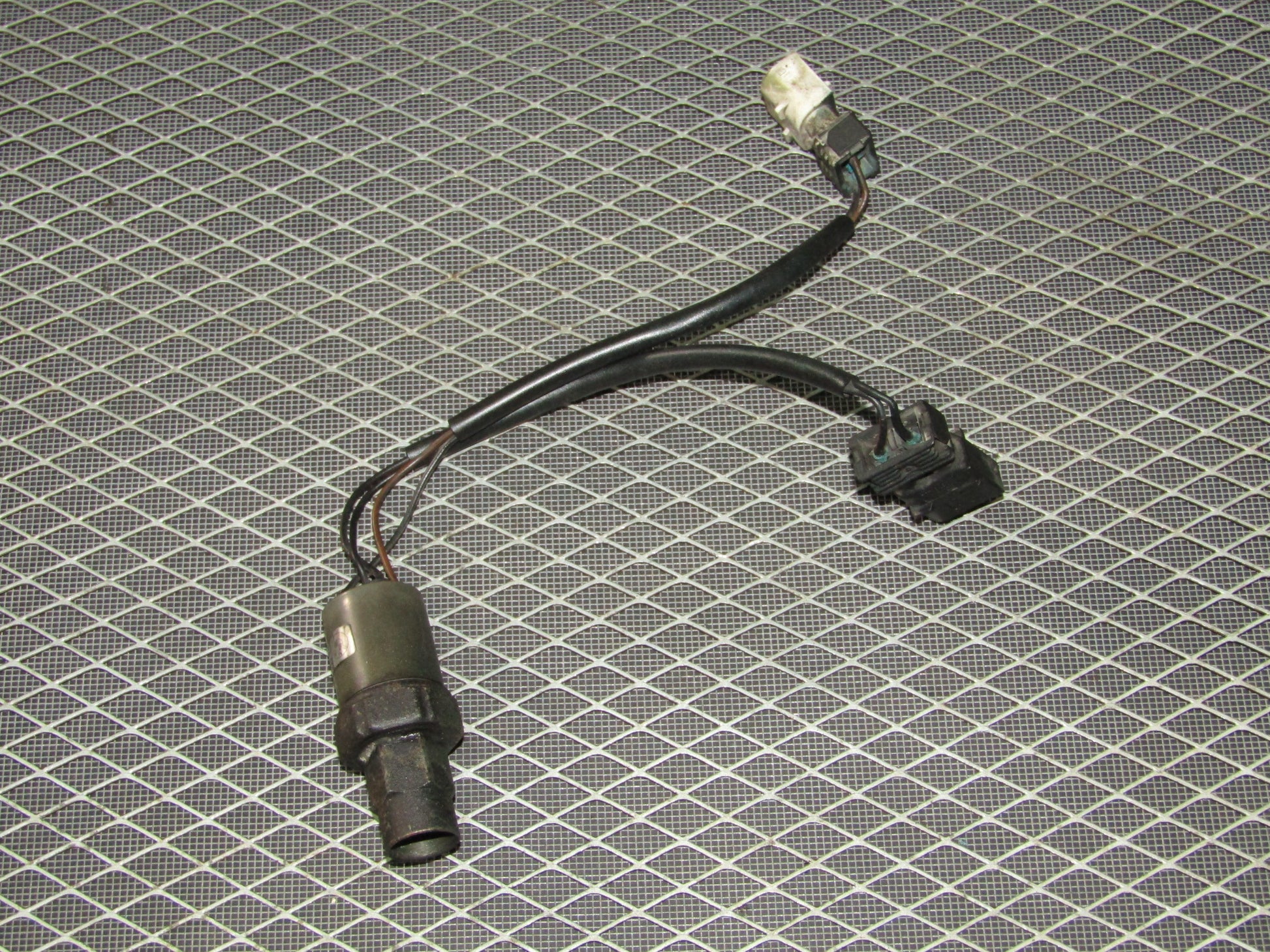 92 93 94 95 BMW 325 OEM A/C Pressure Sensor