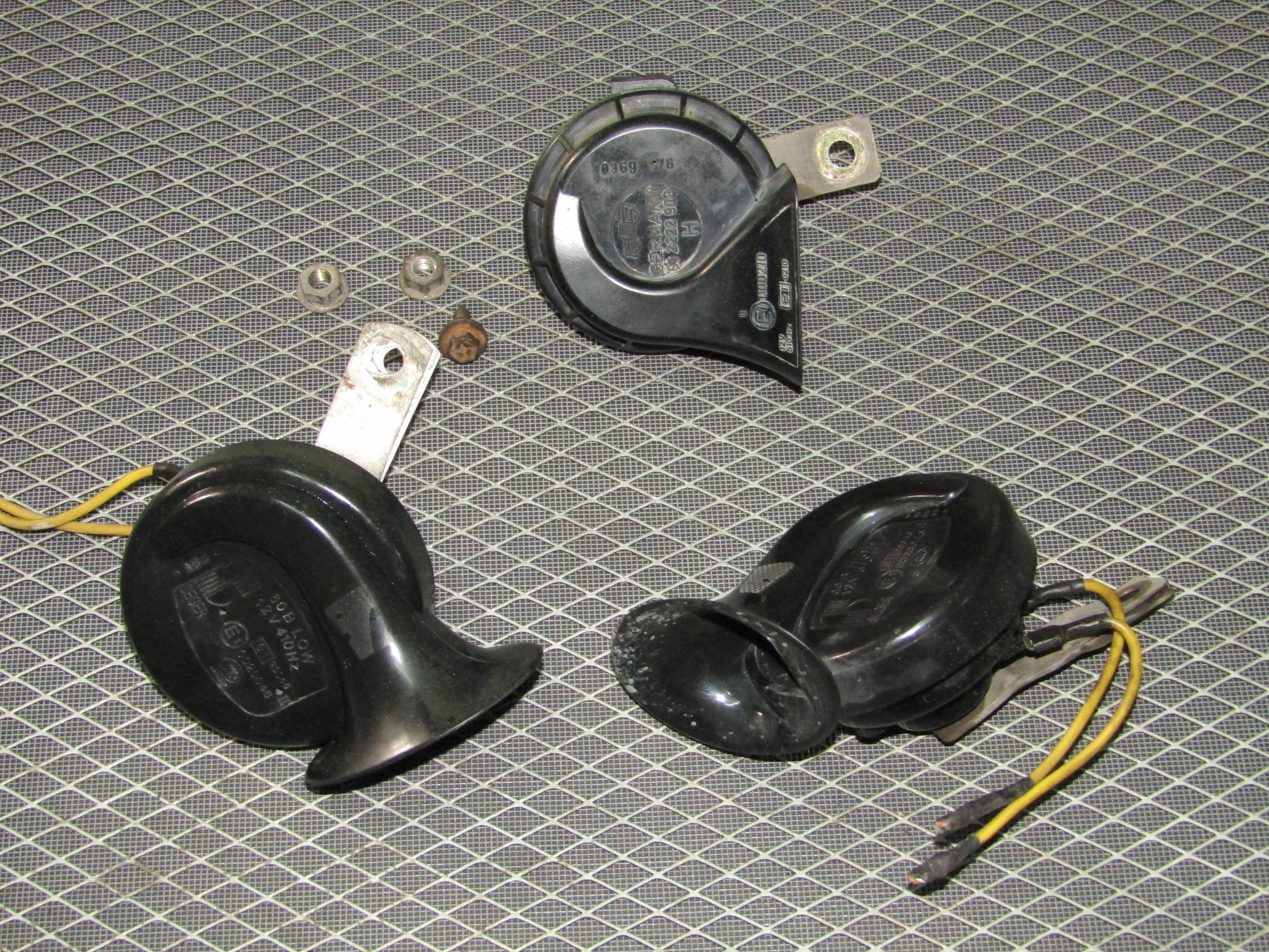 92 93 94 95 BMW 325 OEM Exterior Horn Set