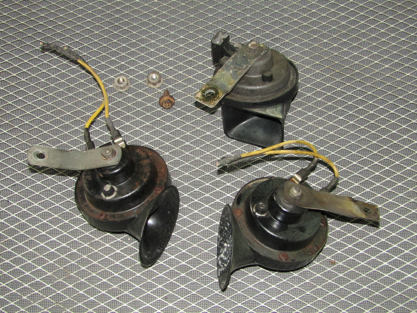 92 93 94 95 BMW 325 OEM Exterior Horn Set