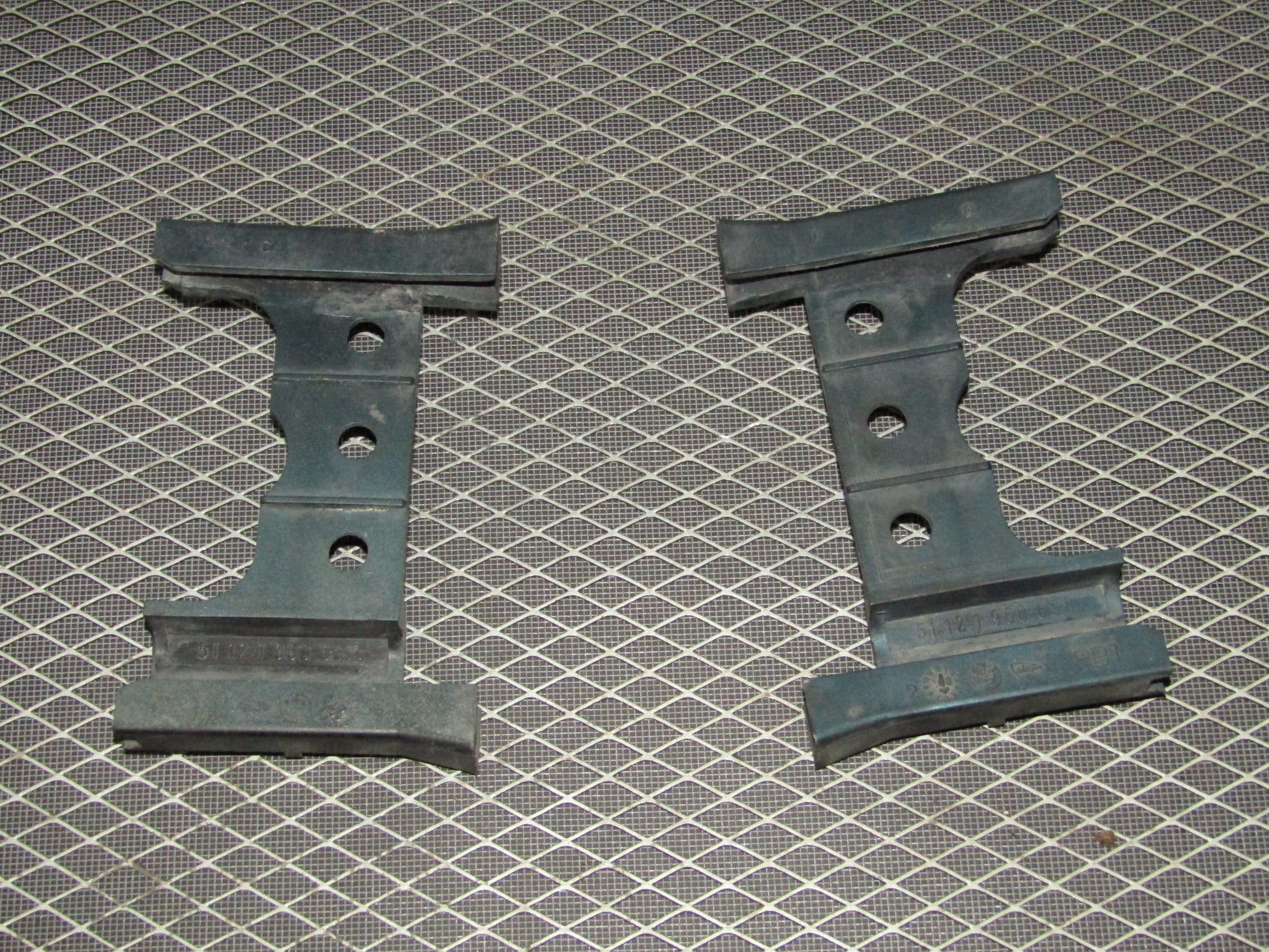 92 93 94 95 BMW 325 OEM Rear Bumper Mounting Bracket