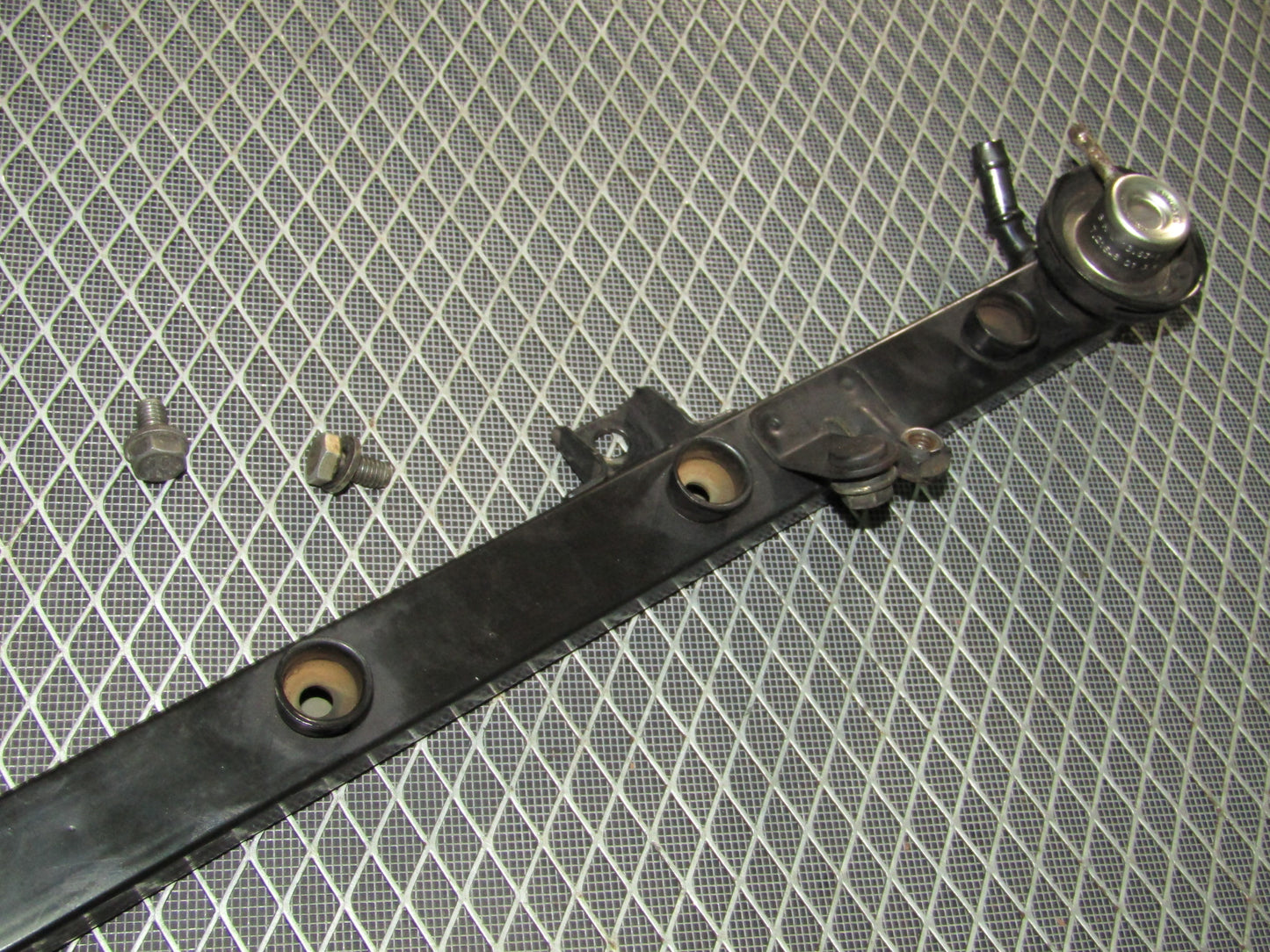 92 93 94 95 BMW 325 OEM Fuel Rail & Regulator - 2.5L