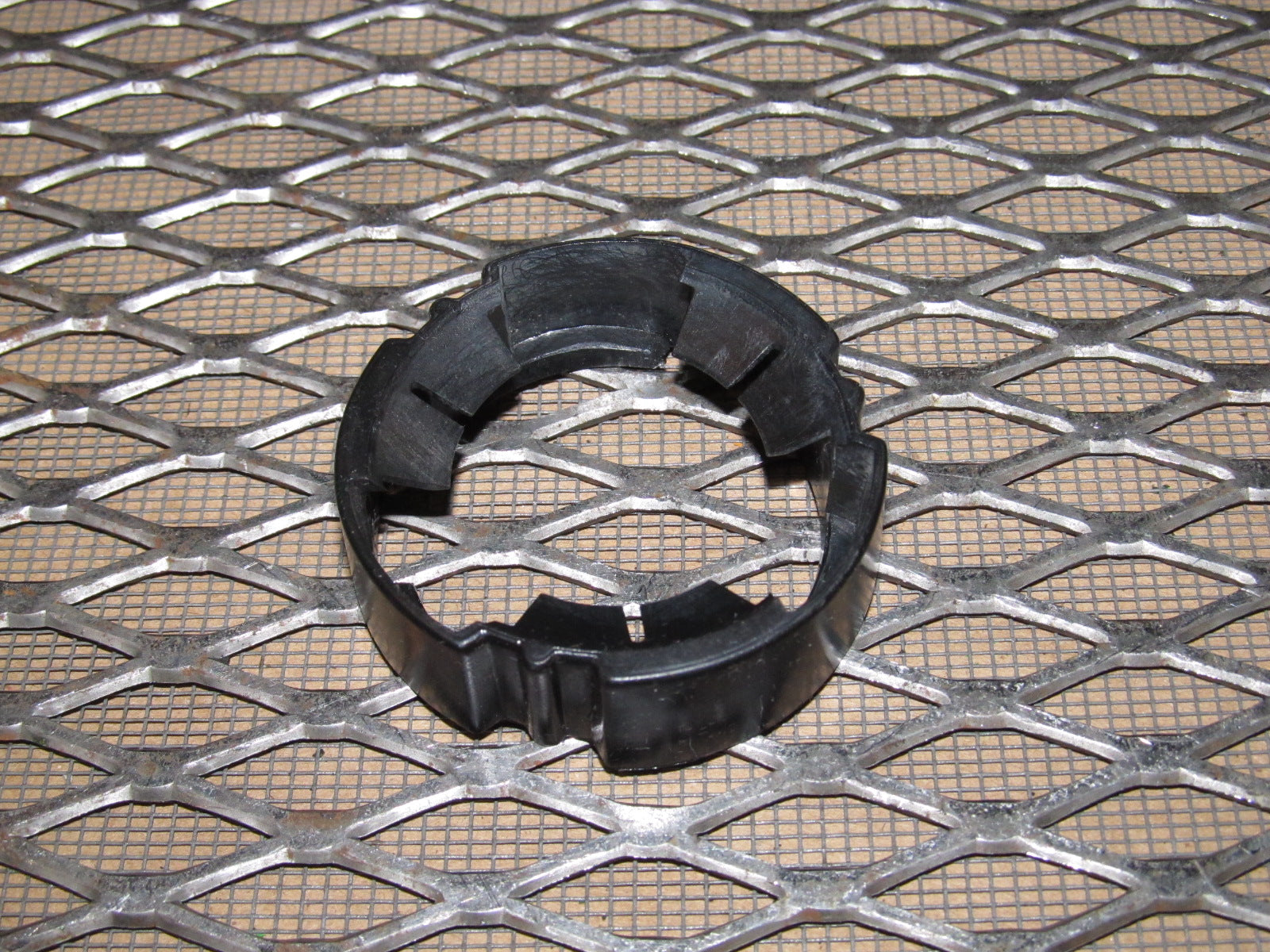 99 00 01 02 03 04 Ford Mustang OEM Headlight Bulb Socket Lock