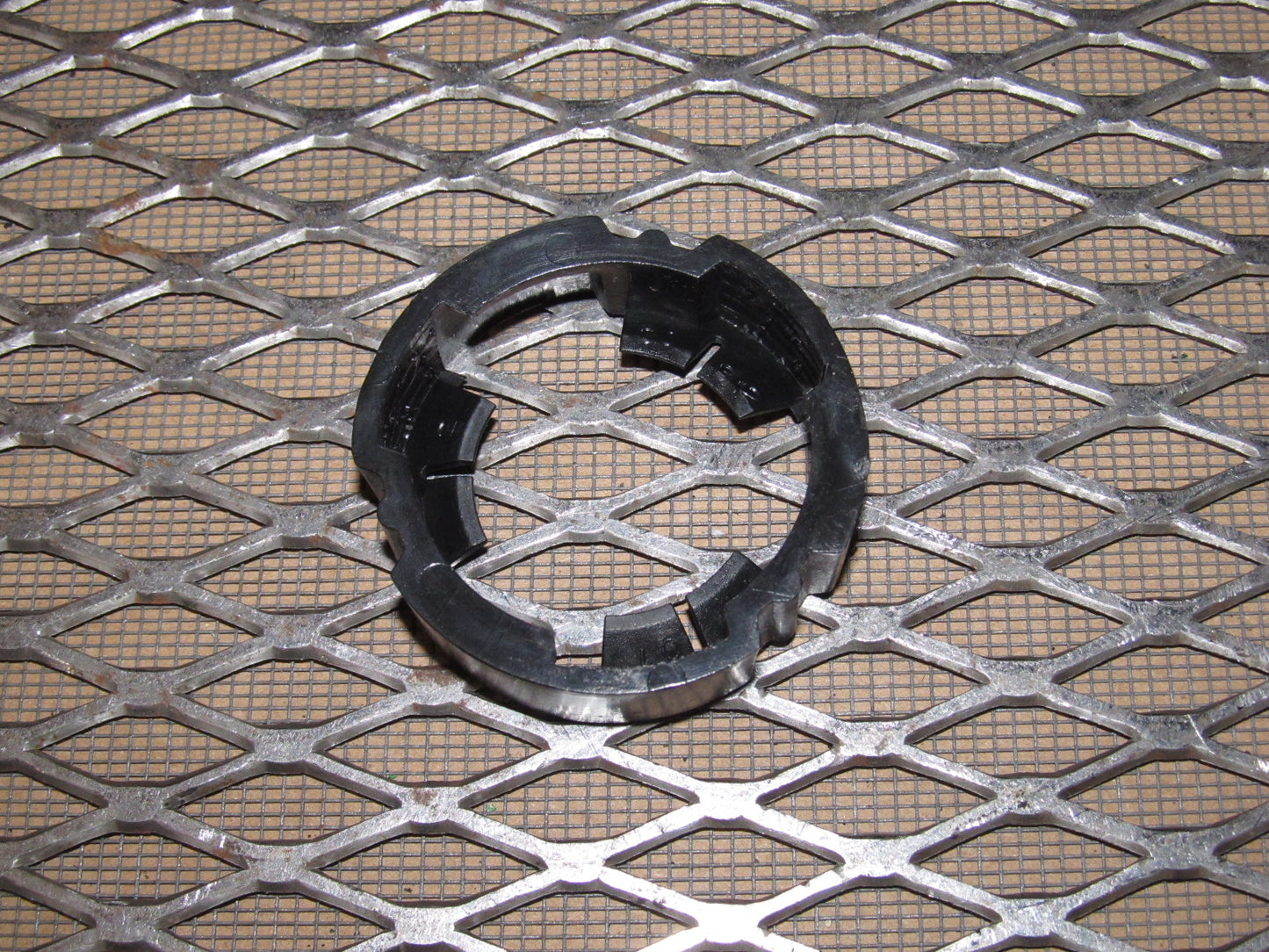 99 00 01 02 03 04 Ford Mustang OEM Headlight Bulb Socket Lock