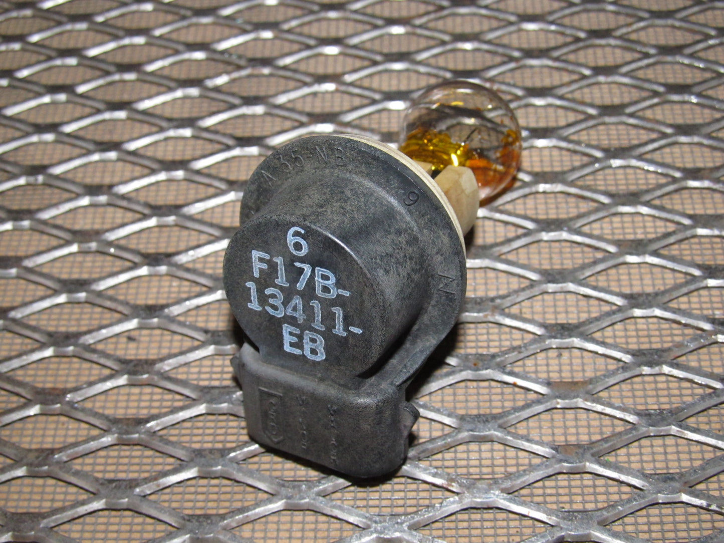99 00 01 02 03 04 Ford Mustang OEM Front Turn Signal Light Bulb Socket