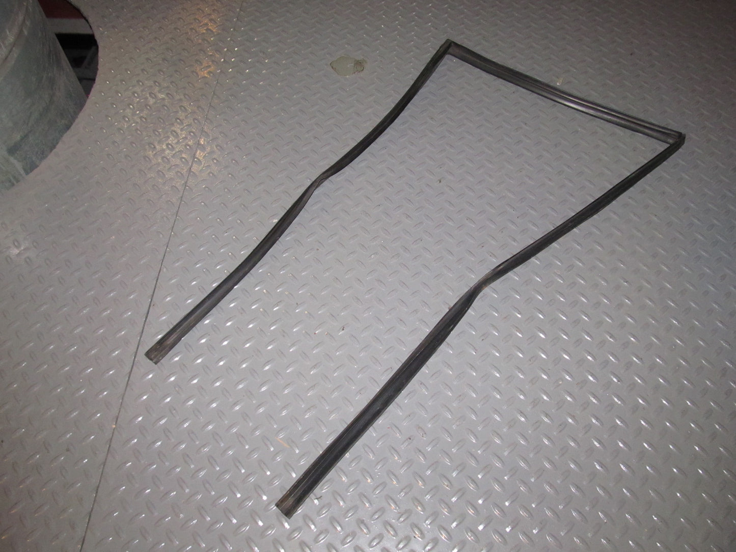 88 89 90 91 Honda Civic Rear Door Window Guide Weather Stripping Rubber Seal - Right