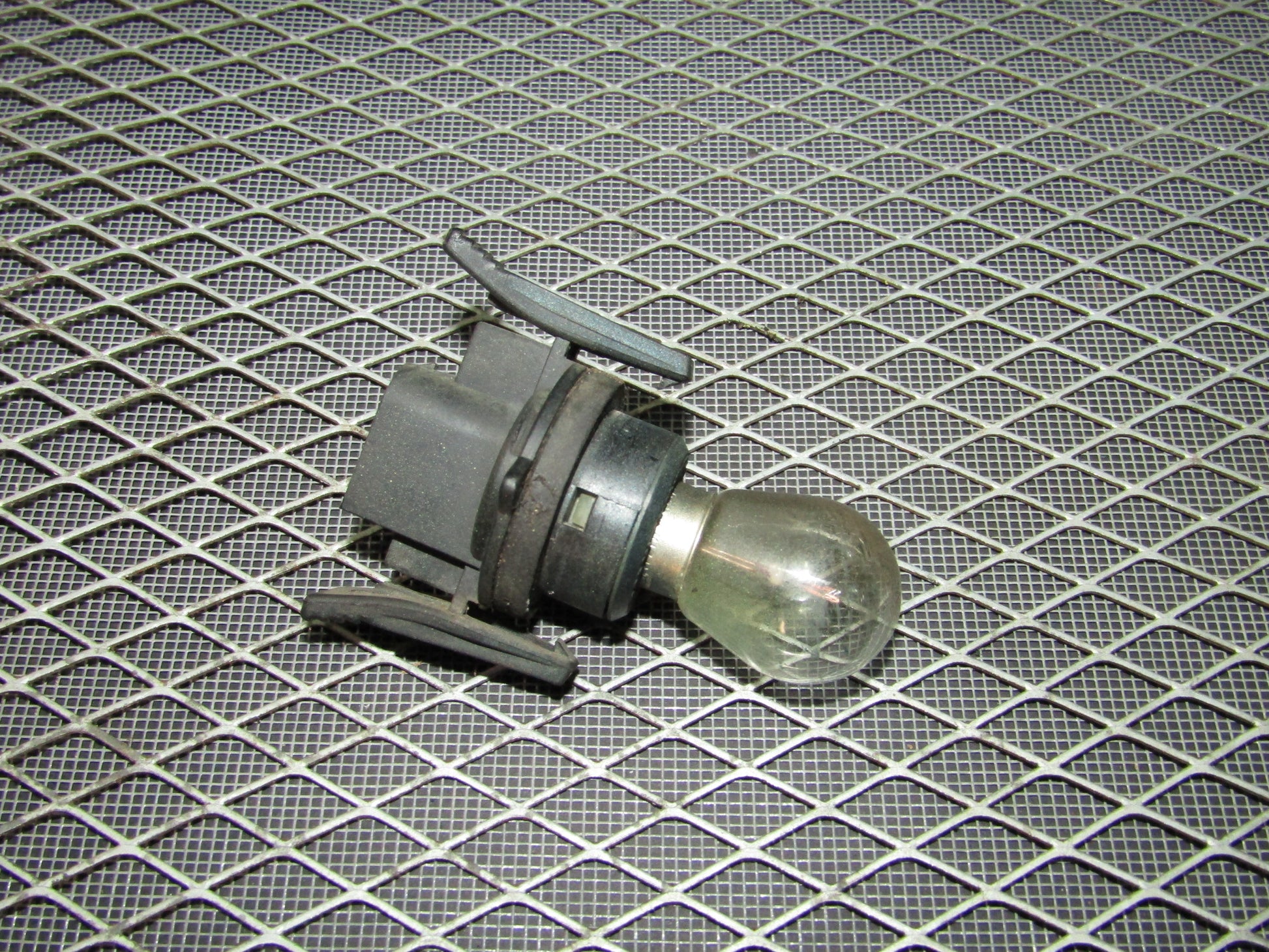 92 93 94 95 BMW 325 OEM Front Signal Bulb Socket