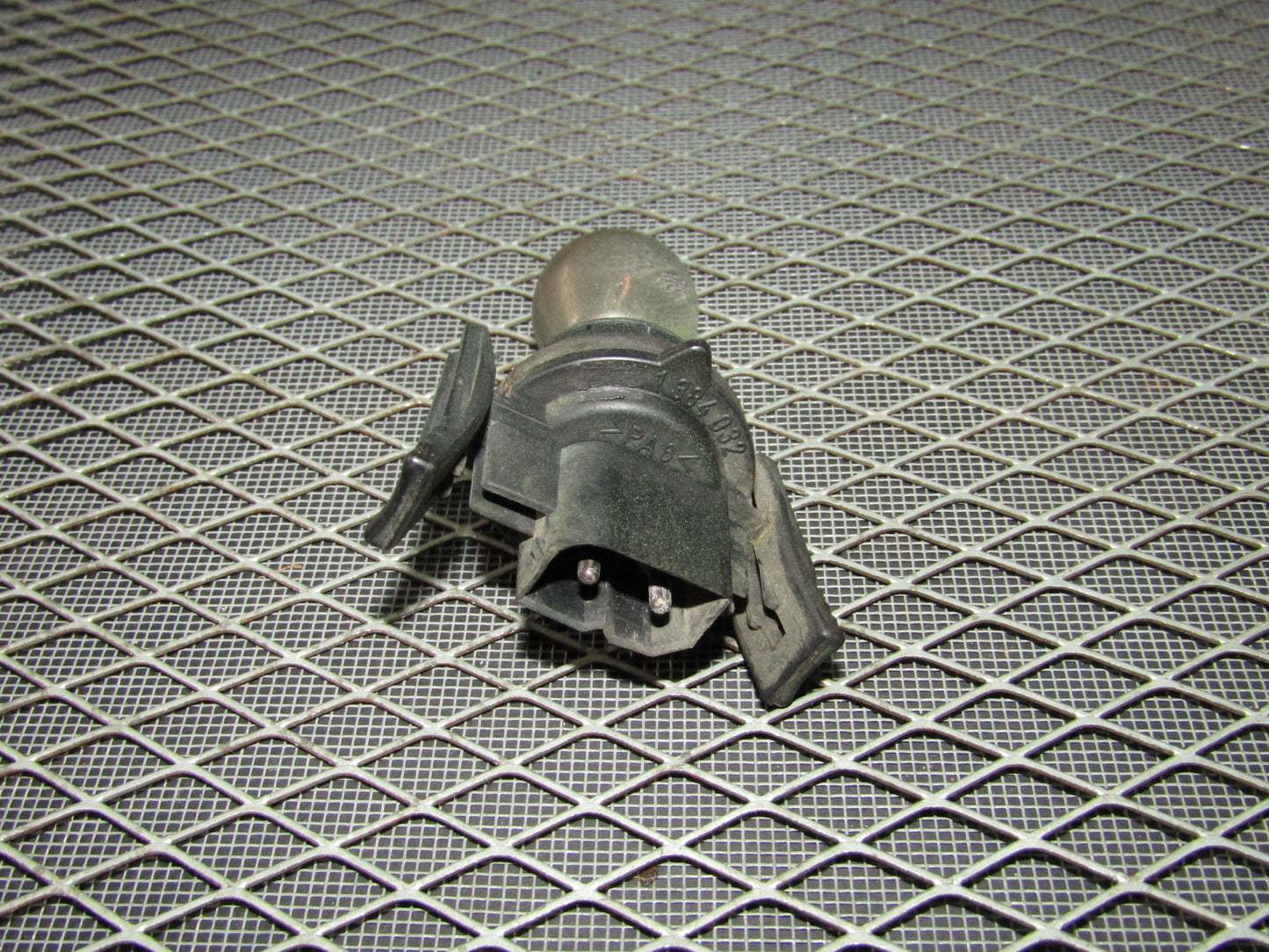 92 93 94 95 BMW 325 OEM Front Signal Bulb Socket
