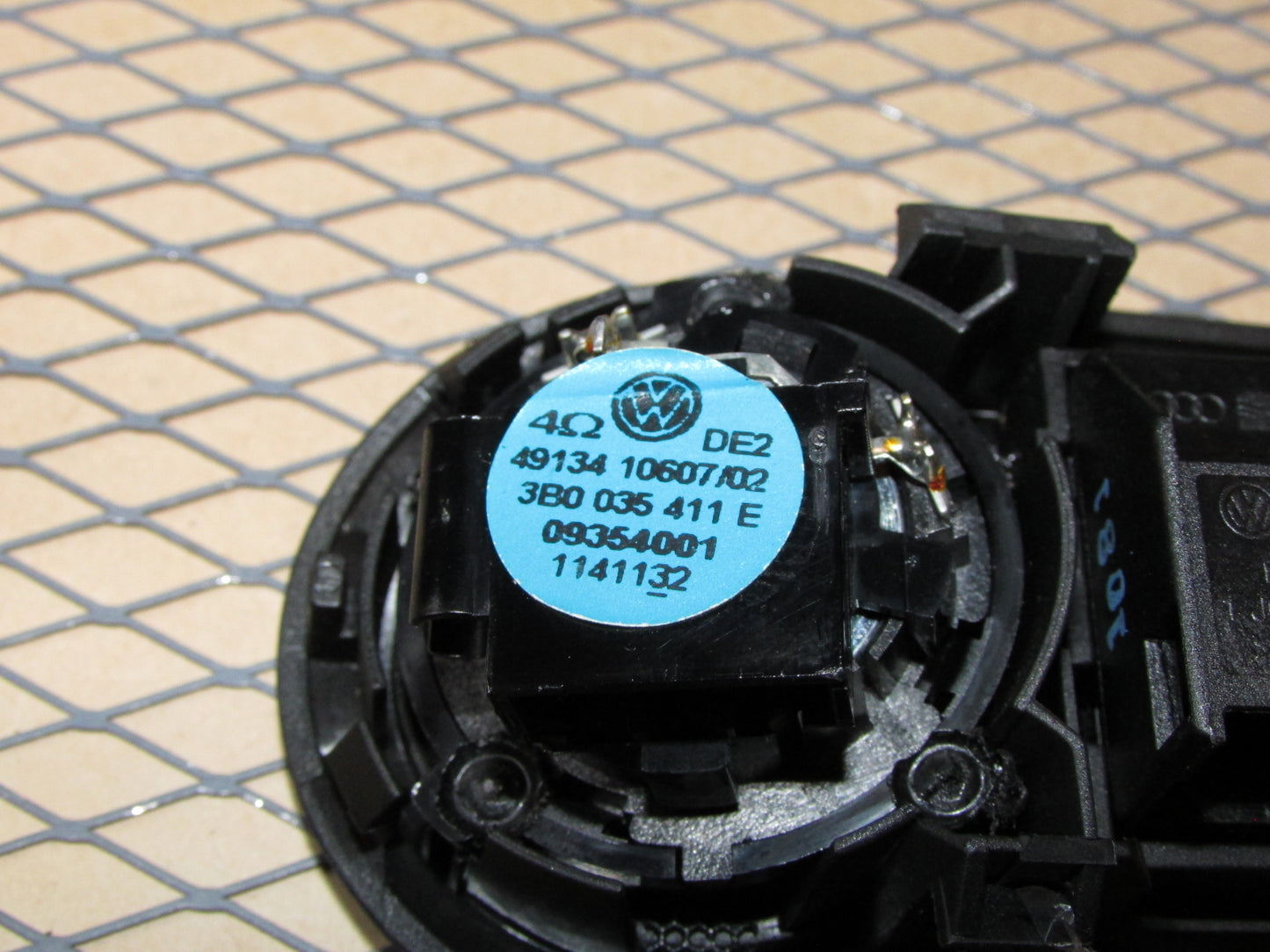 99 00 01 02 03 04 05 Volkswagen Passat OEM Rear Interior Door Handle - Left