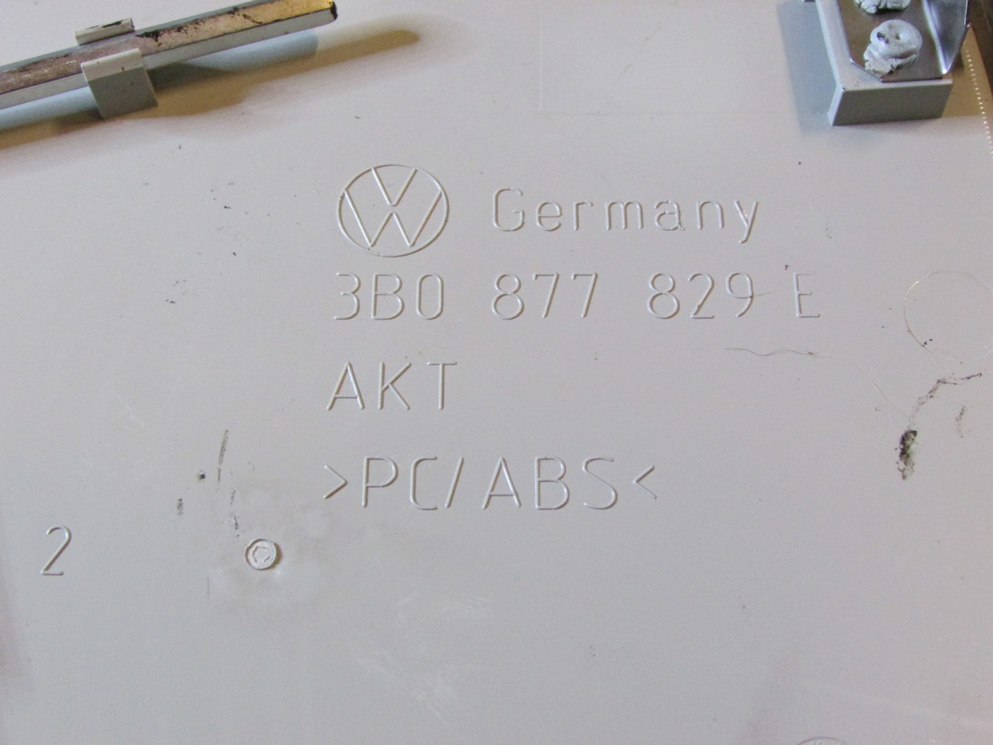 99 00 01 02 03 04 05 Volkswagen Passat OEM Interior Dome Map Light Rear Cover