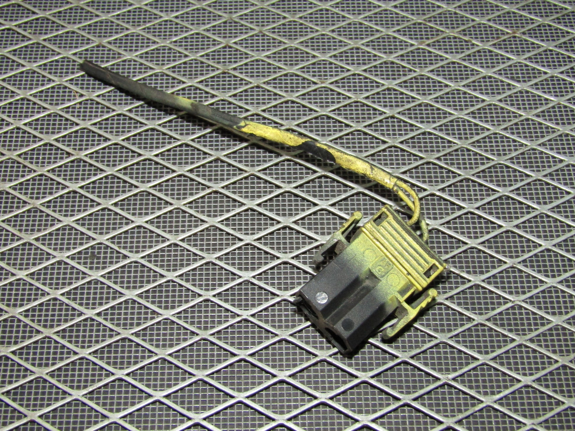 92 93 94 95 BMW 325 OEM Relay 8350549 37.94/06 Pigtail Harness