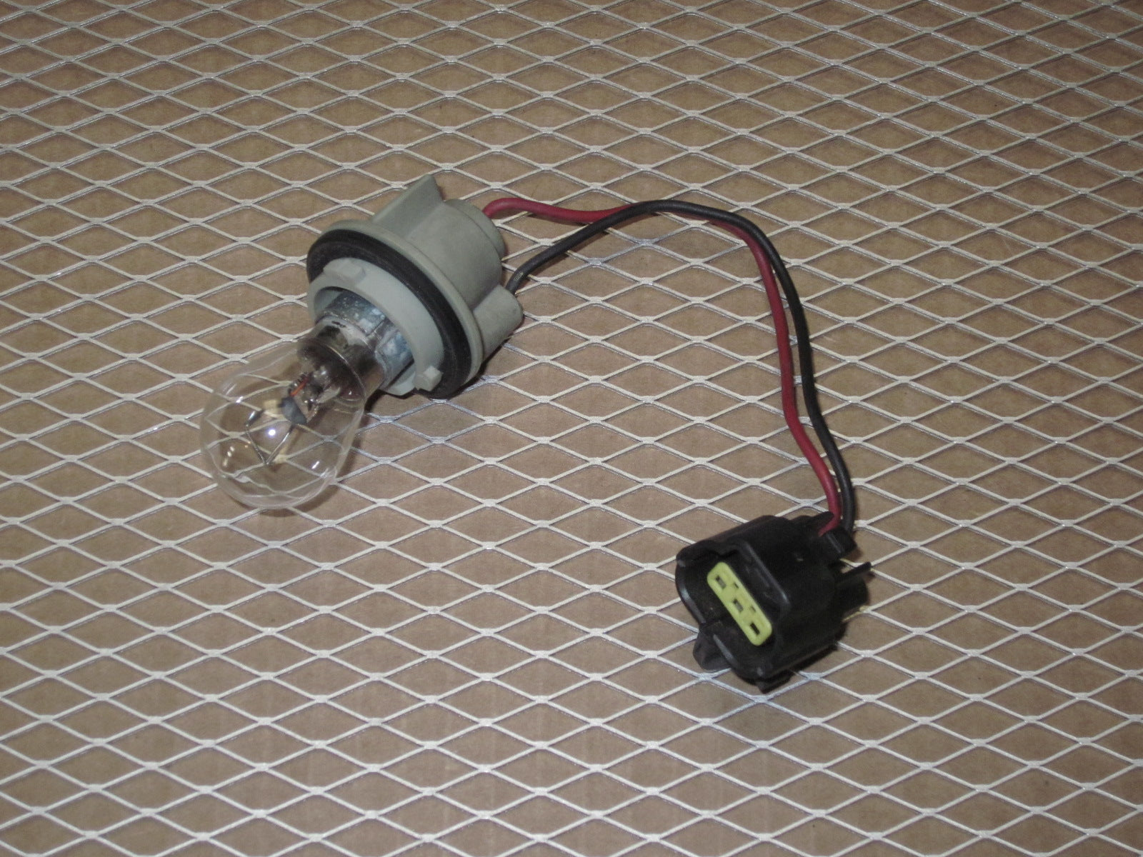 93 94 95 Mazda RX7 OEM Reverse Light Lamp Bulb Socket – Autopartone.com