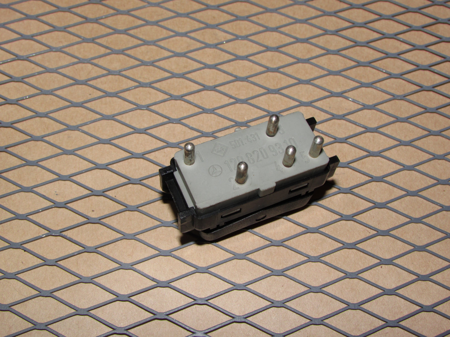 90 91 92 93 Mercedes Benz 300D OEM ANT Antenna Switch