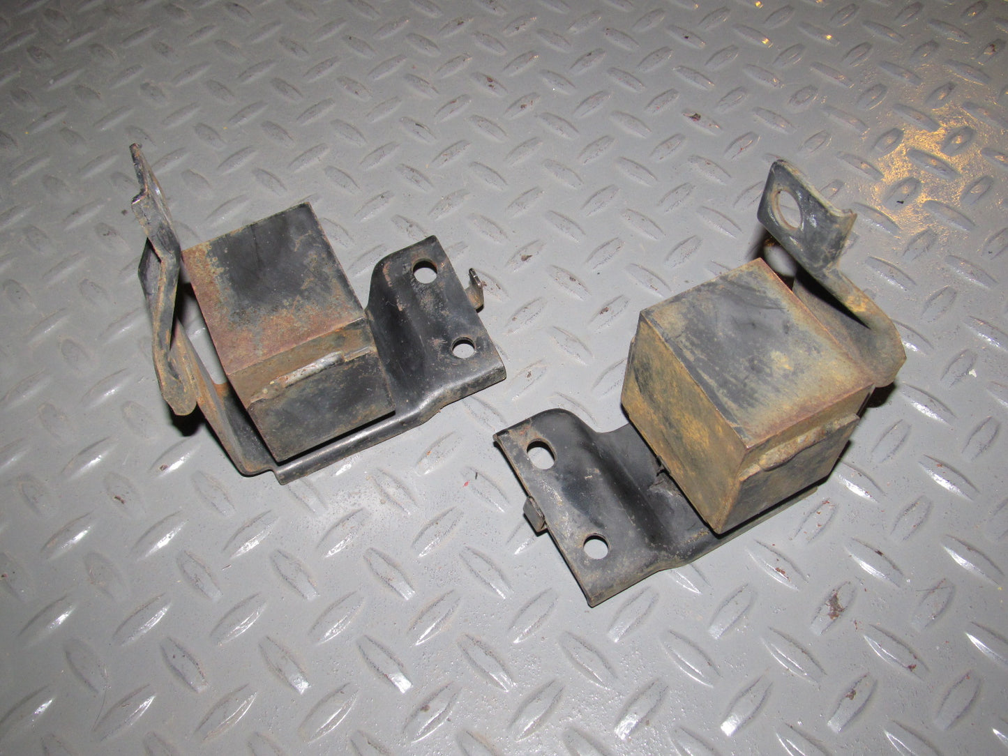 97 98 99 00 01 Toyota Camry Front Bumper Reinforcement Bracket Balance Weight Block