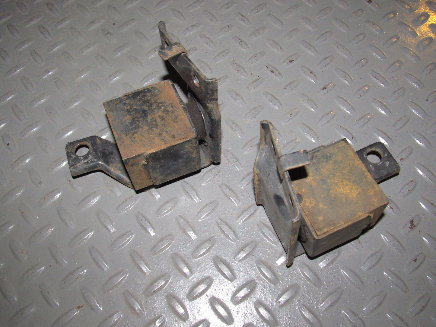 97 98 99 00 01 Toyota Camry Front Bumper Reinforcement Bracket Balance Weight Block